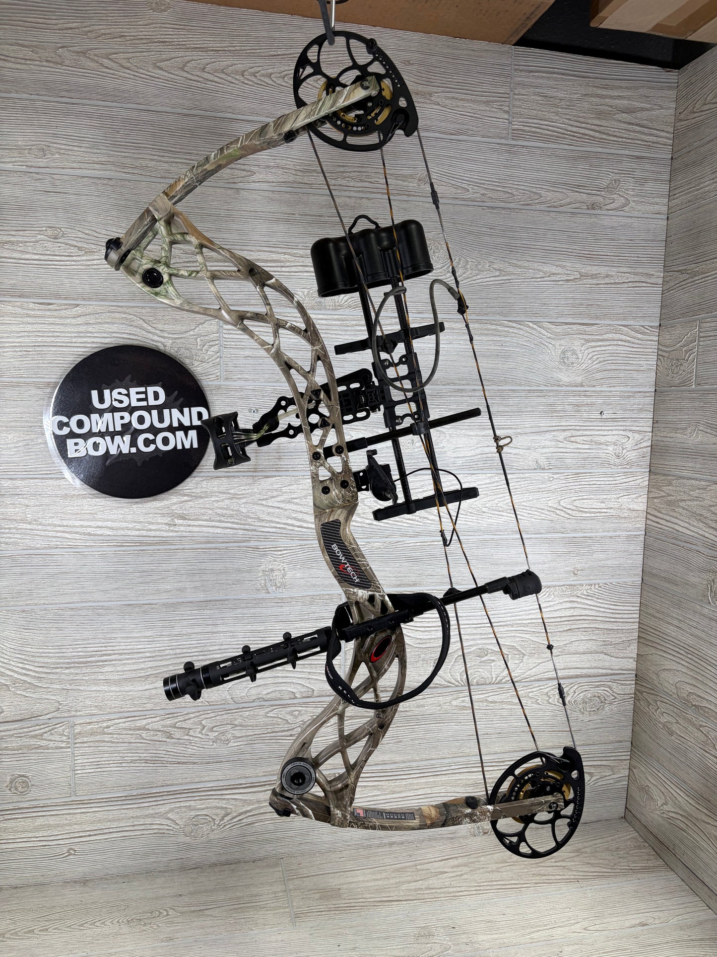 Used Bowtech Carbon Icon Right Handed 60-70# Camo Pkg
