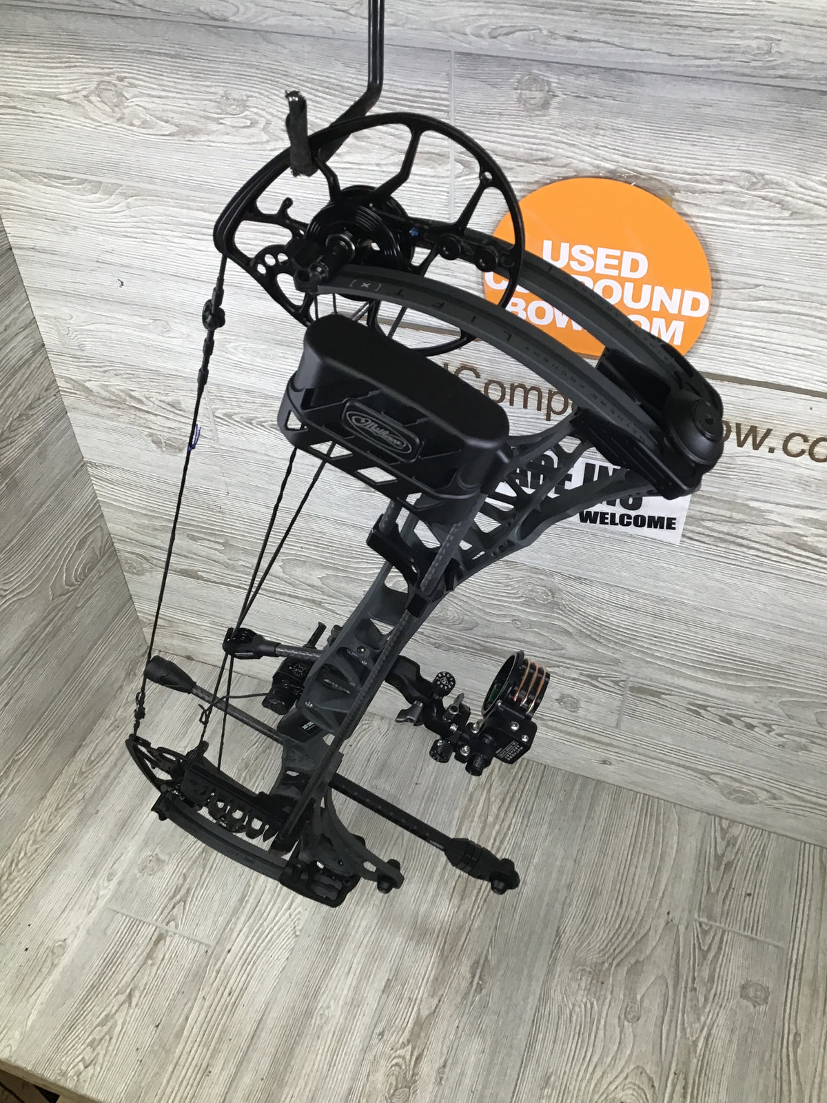 Used Mathews Lift X 29.5 Right Hand Shale 28.5/70 Loaded Pkg