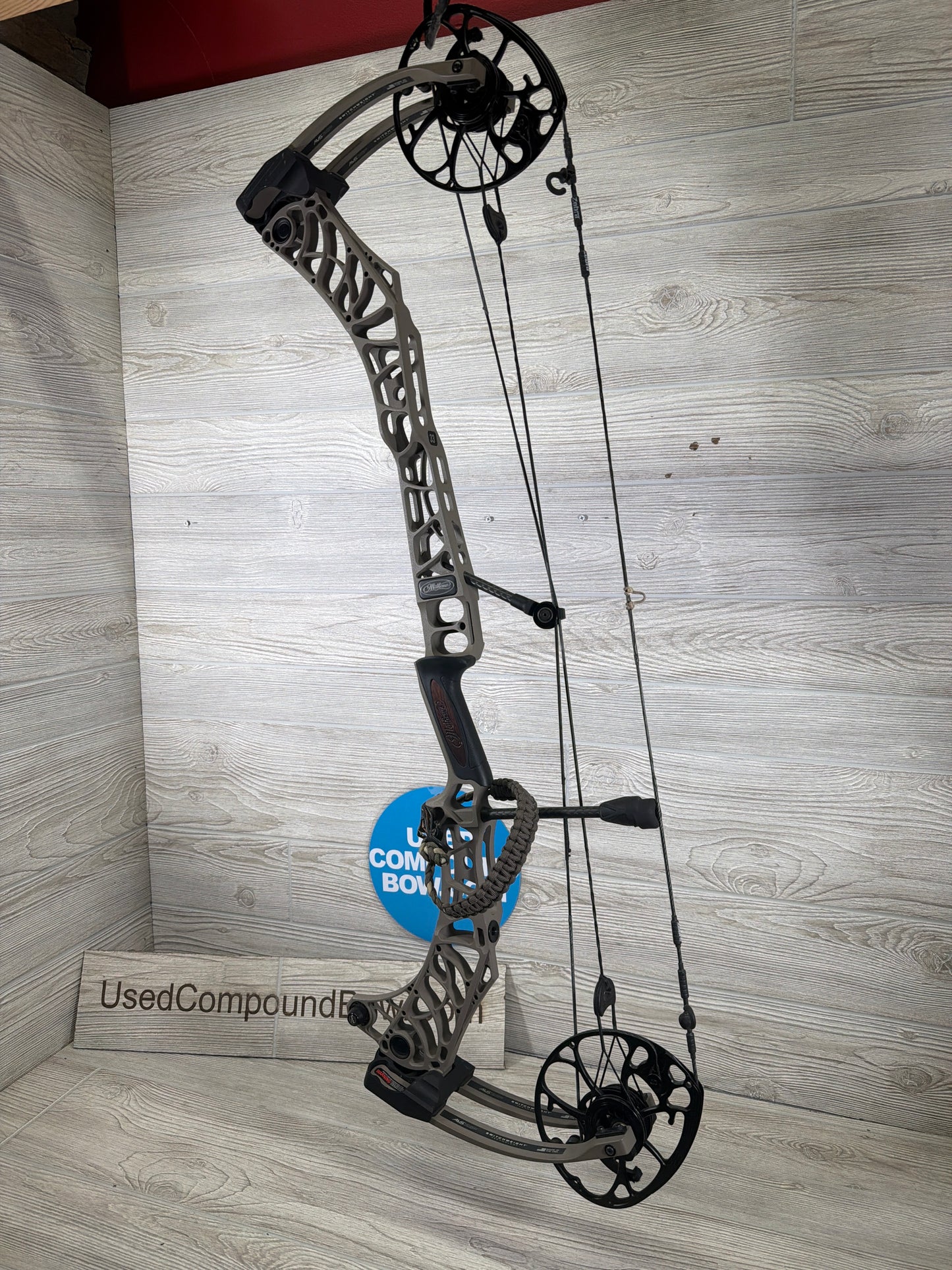 Used Mathews V3X 33 28" 70lb Right Hand Granite Bow