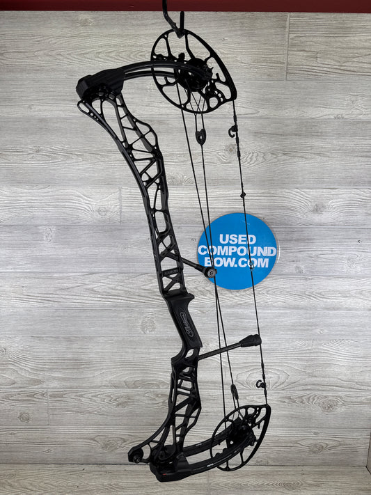 Used Mathews Lift 29.5 Right Handed Black Bow