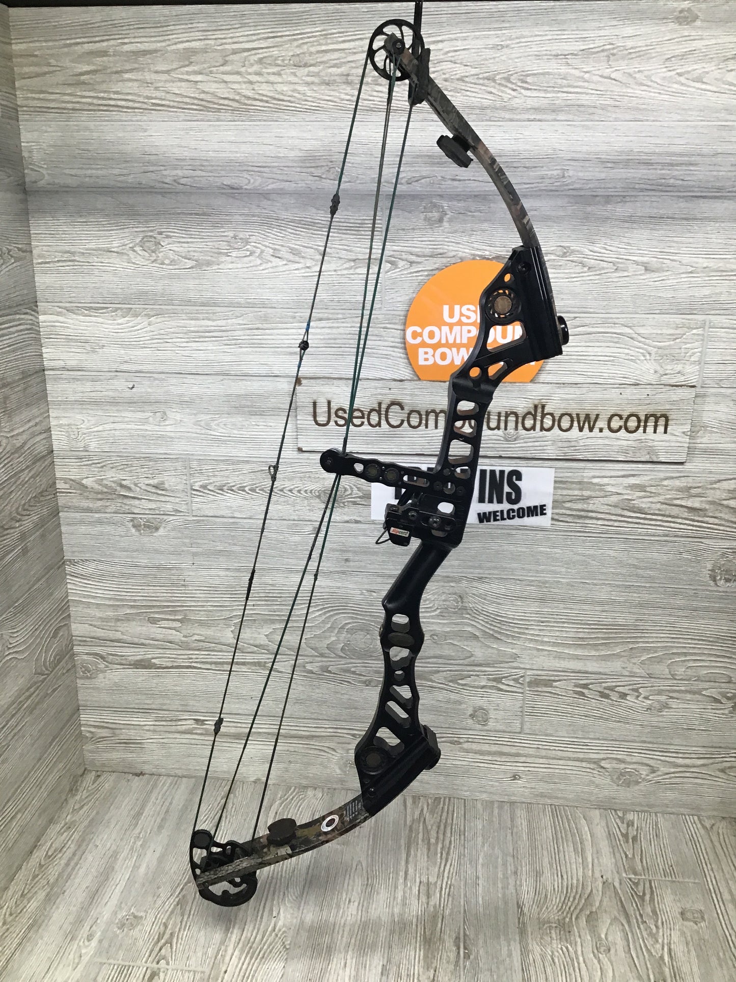 Used Mathews Apex 7 Right Handed Package 28.5-29" 50-60# black riser/Realtree limbs
