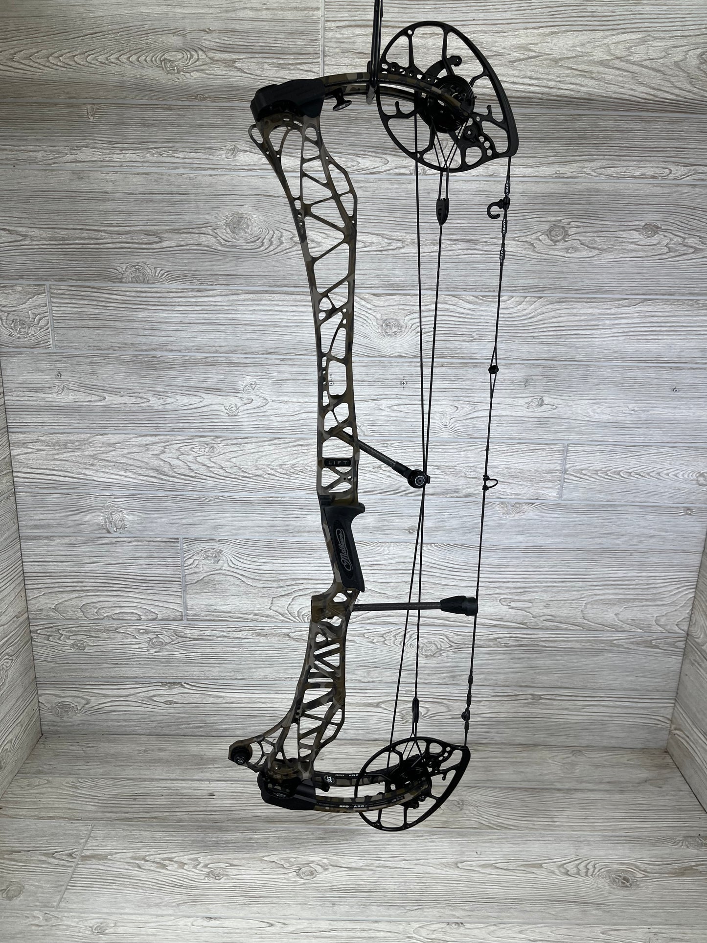 Used Mathews Lift X 33 Mossy Oak Bottomlands RH-70-28.5