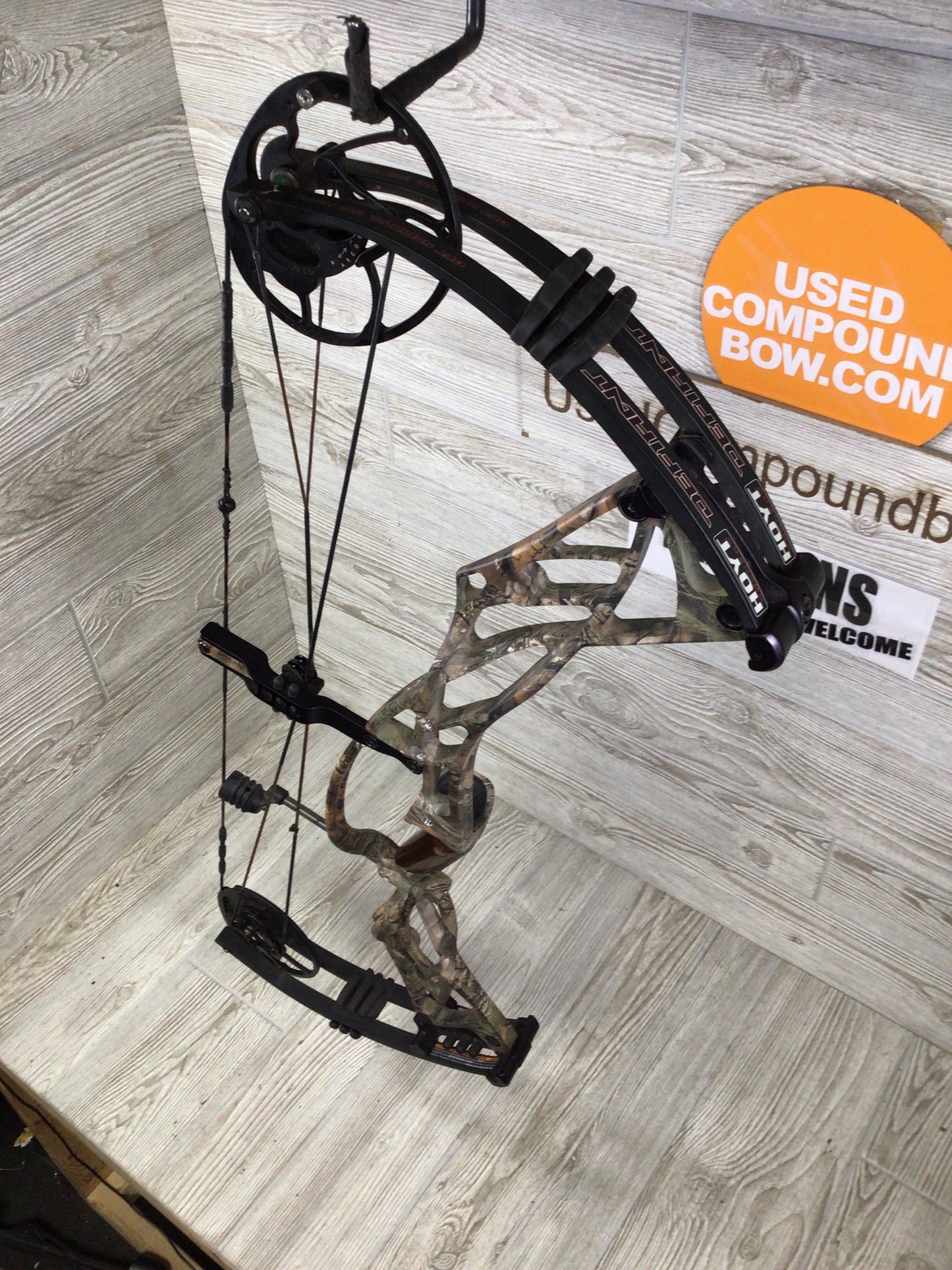Used Hoyt Defiant 30 Right Handed 60-70# 28-30"