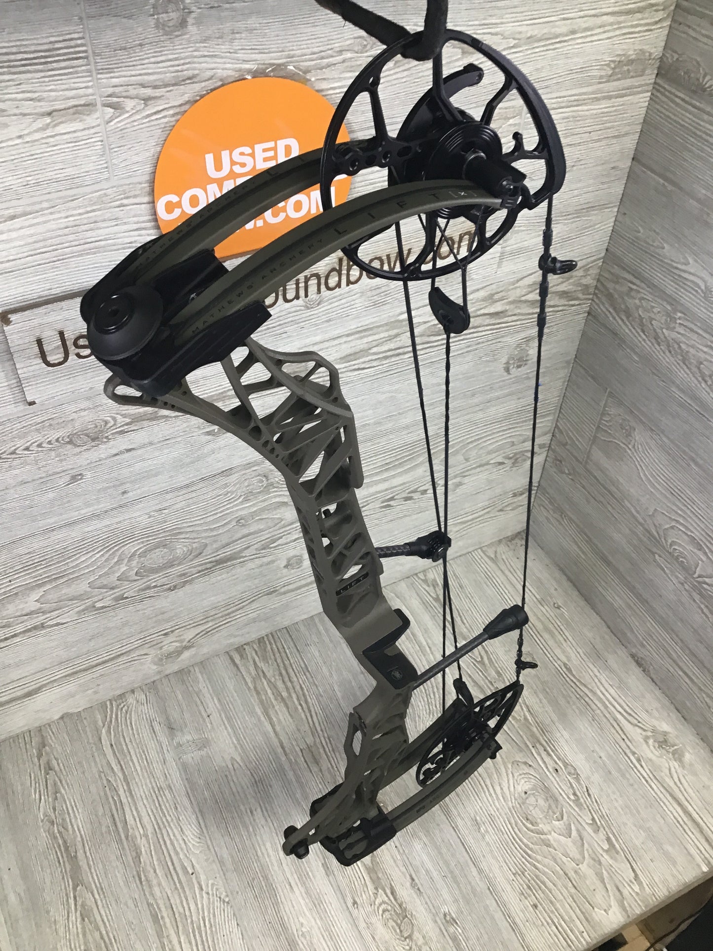 Used Mathews Lift X 29.5 Right Hand Ambush Green 26.5"/70#