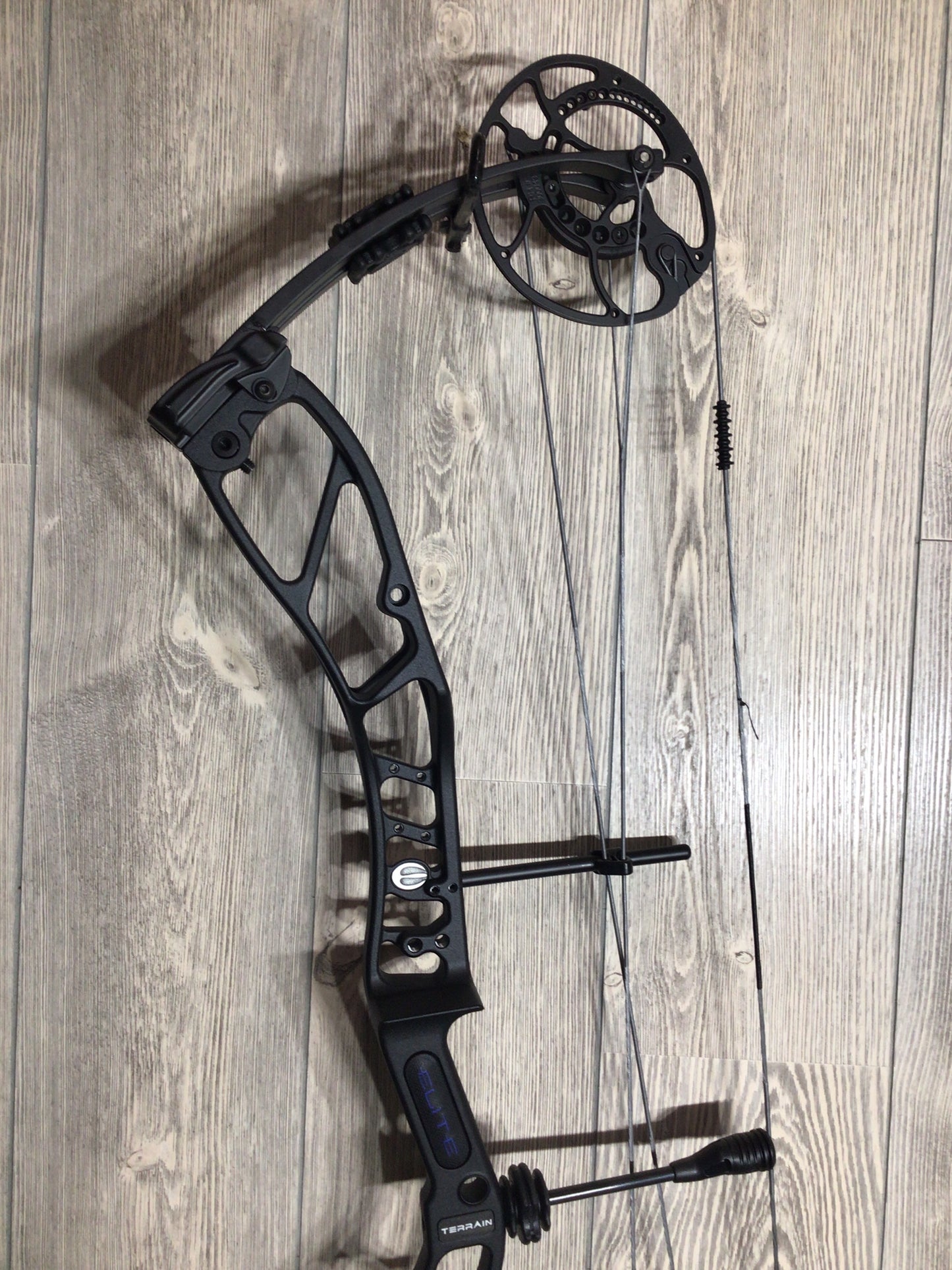 Used Elite Terrain RH Black 30" 70# Bow