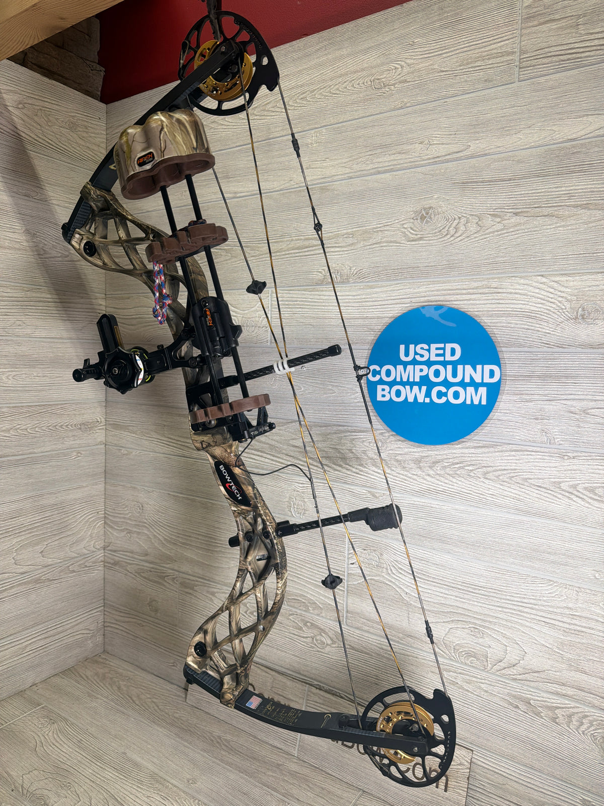 Used Bow tech Carbon Icon 28" 70lb Left Hand Camo Bow Pkg