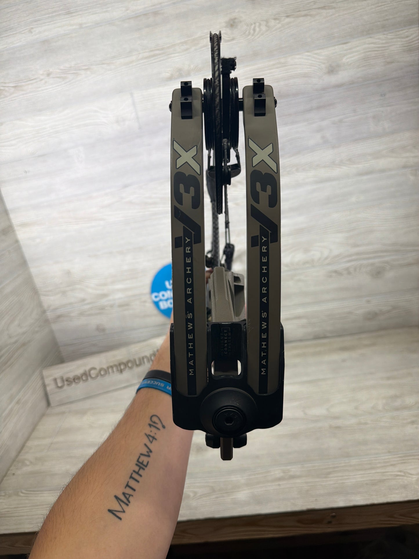 Used Mathews V3X 33 28" 70lb Right Hand Granite Bow
