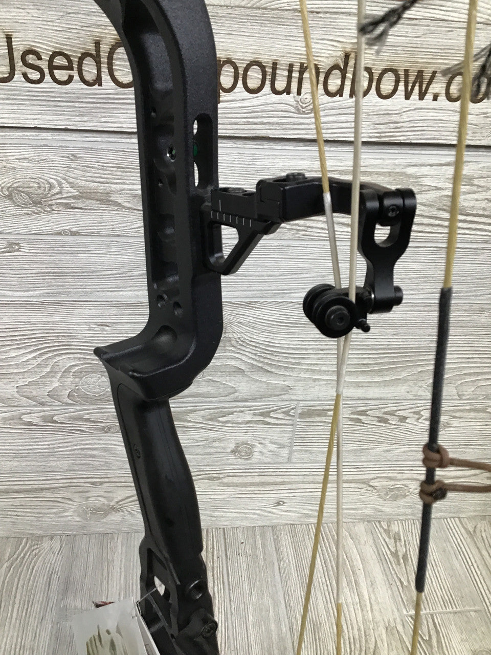 Bear Execute 32 RH 70lb Black Riser/Throwback Limbs Bow