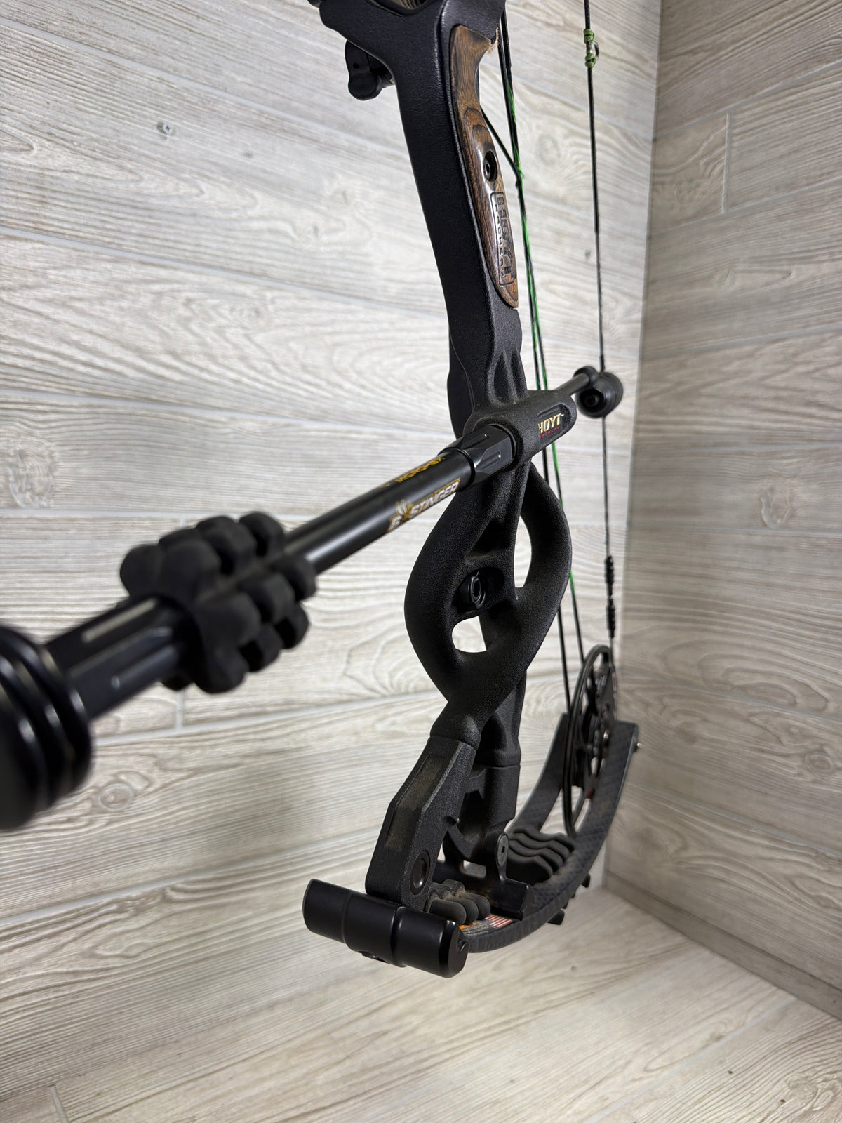 Used Hoyt Carbon Defiant #3 cam 29" 70lb Right Black Bow PKG