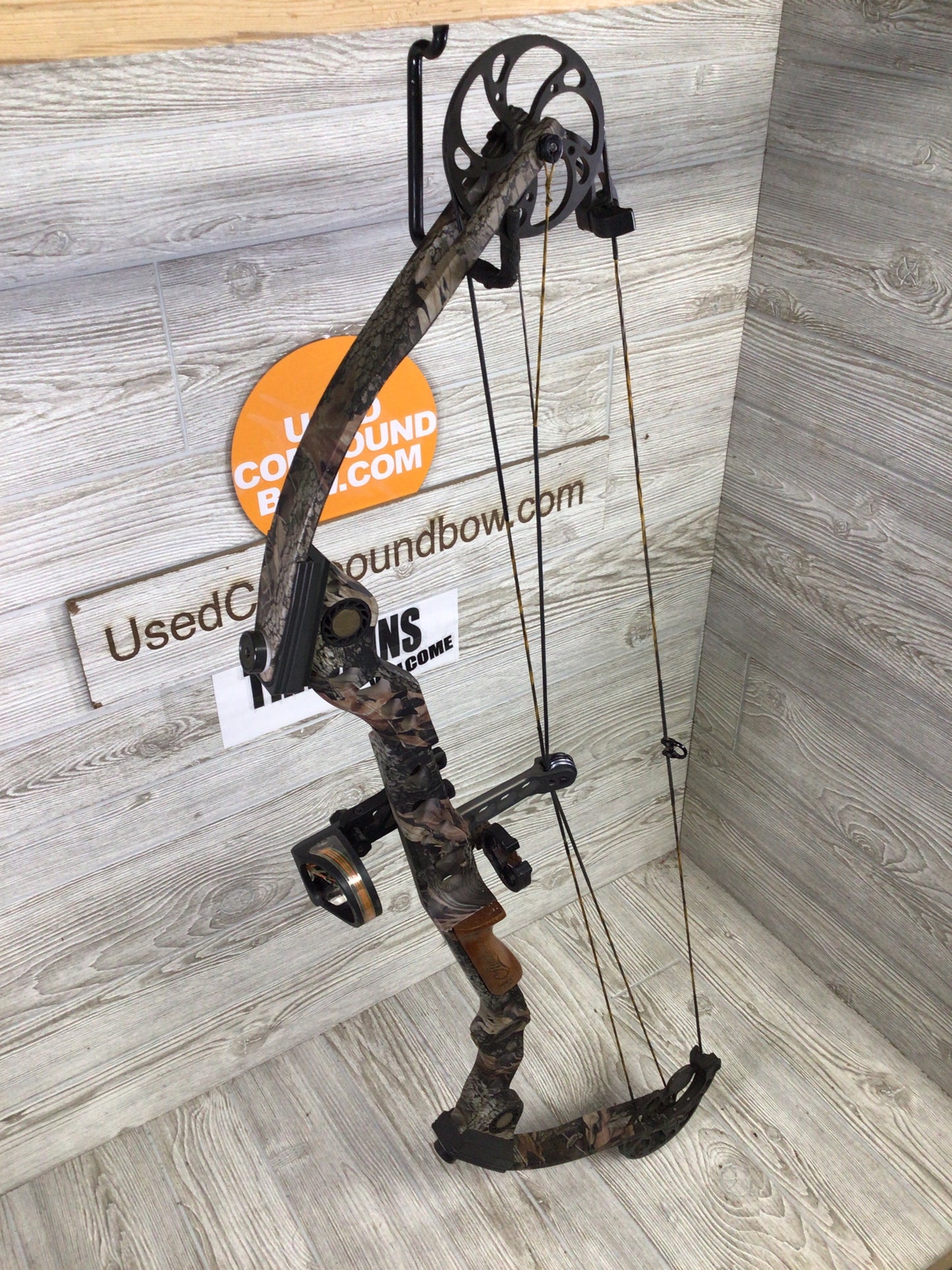 Used Mathews Ovation Right Handed 60-70# 30" package