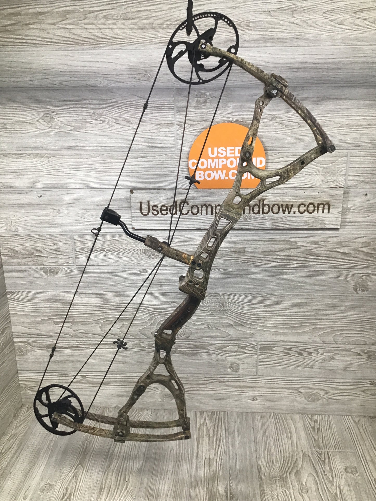 Used Bowtech General 60-70# Right Handed Mossy Oak brush