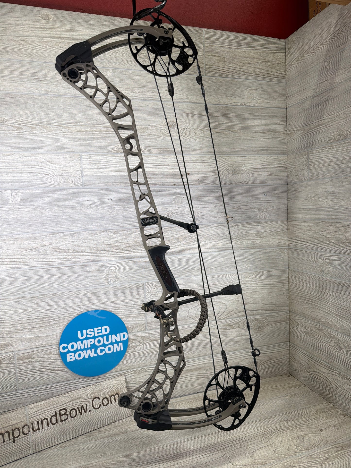 Used Mathews V3X 33 28" 70lb Right Hand Granite Bow