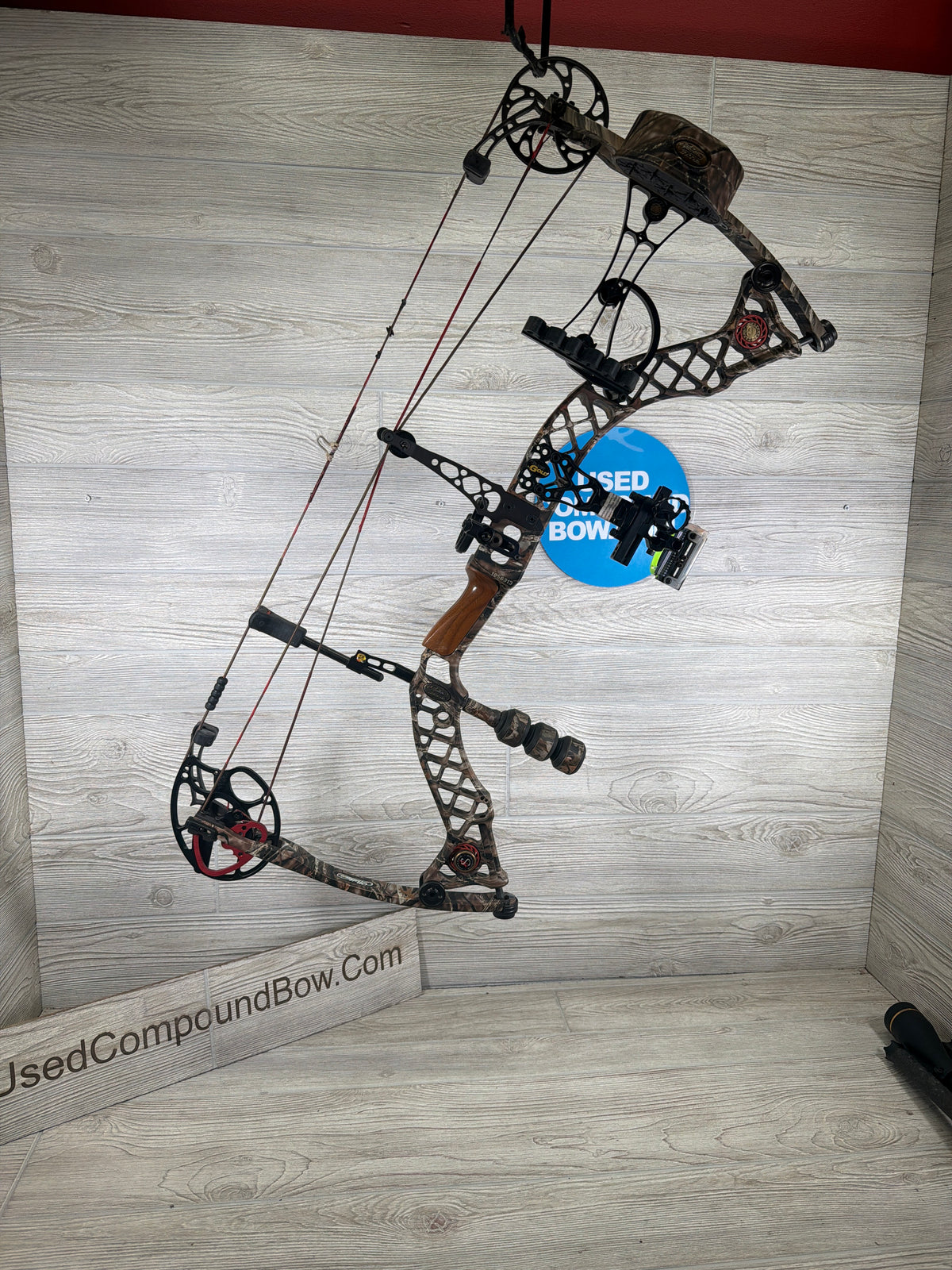 Used Mathews Z7 28" 70lb Right Hand Camo Bow pkg