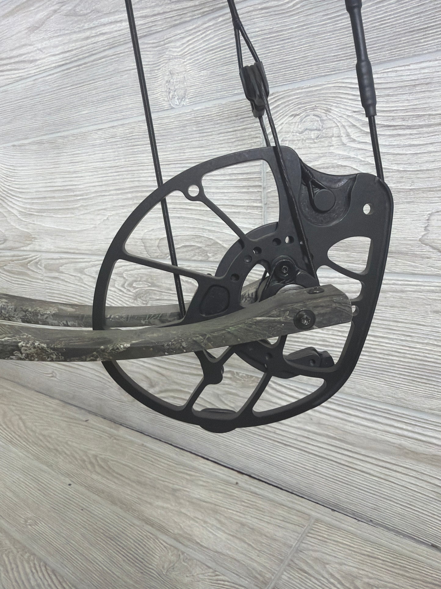 Used Hoyt RX-9 27.25" 70lb Realtree Apex Right hand Bow