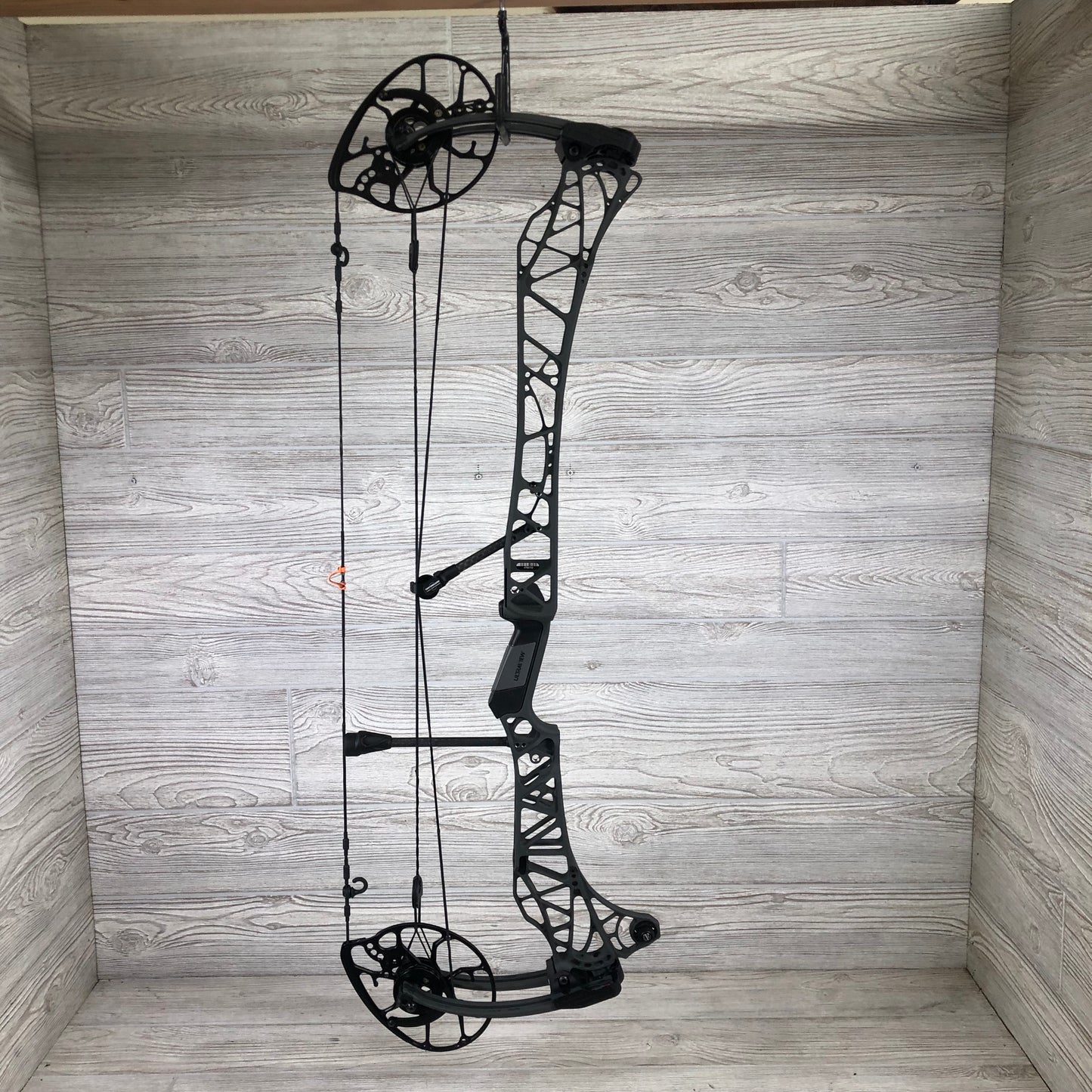 Used Mathews Lift X 33 Shale Right Hand with ultra view grip