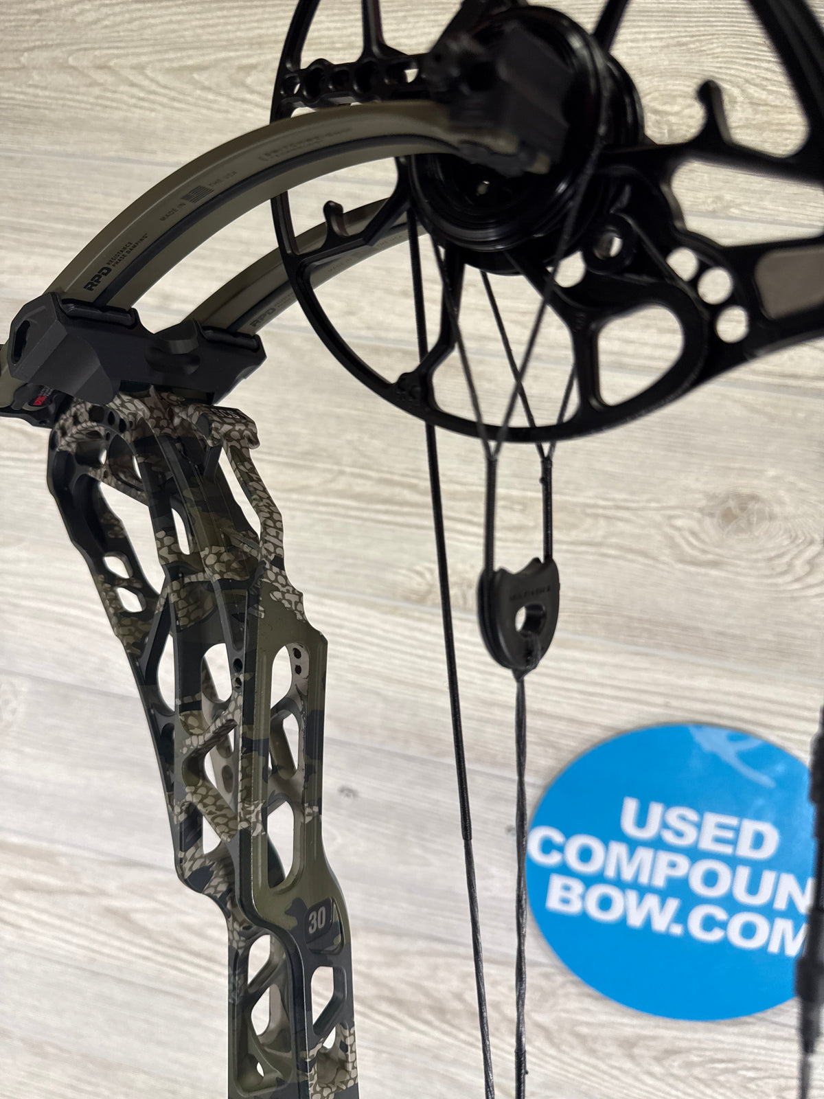 Used Mathews ARC 30 Kuiu Verde Ambush Green Limbs Right Hand Bow