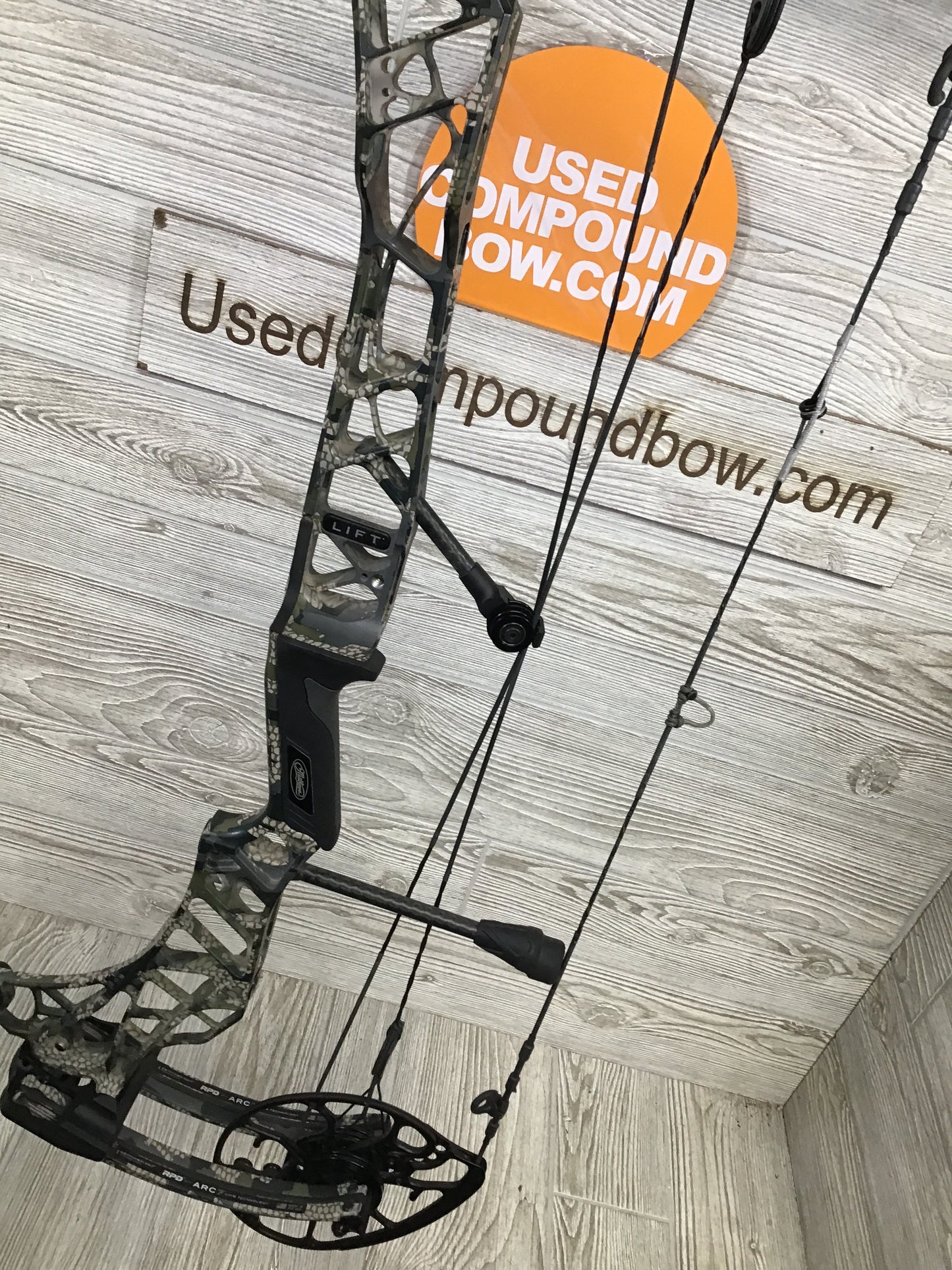 Used Mathews LIFT X 29.5 28" 70lb RH Kuiu Verde