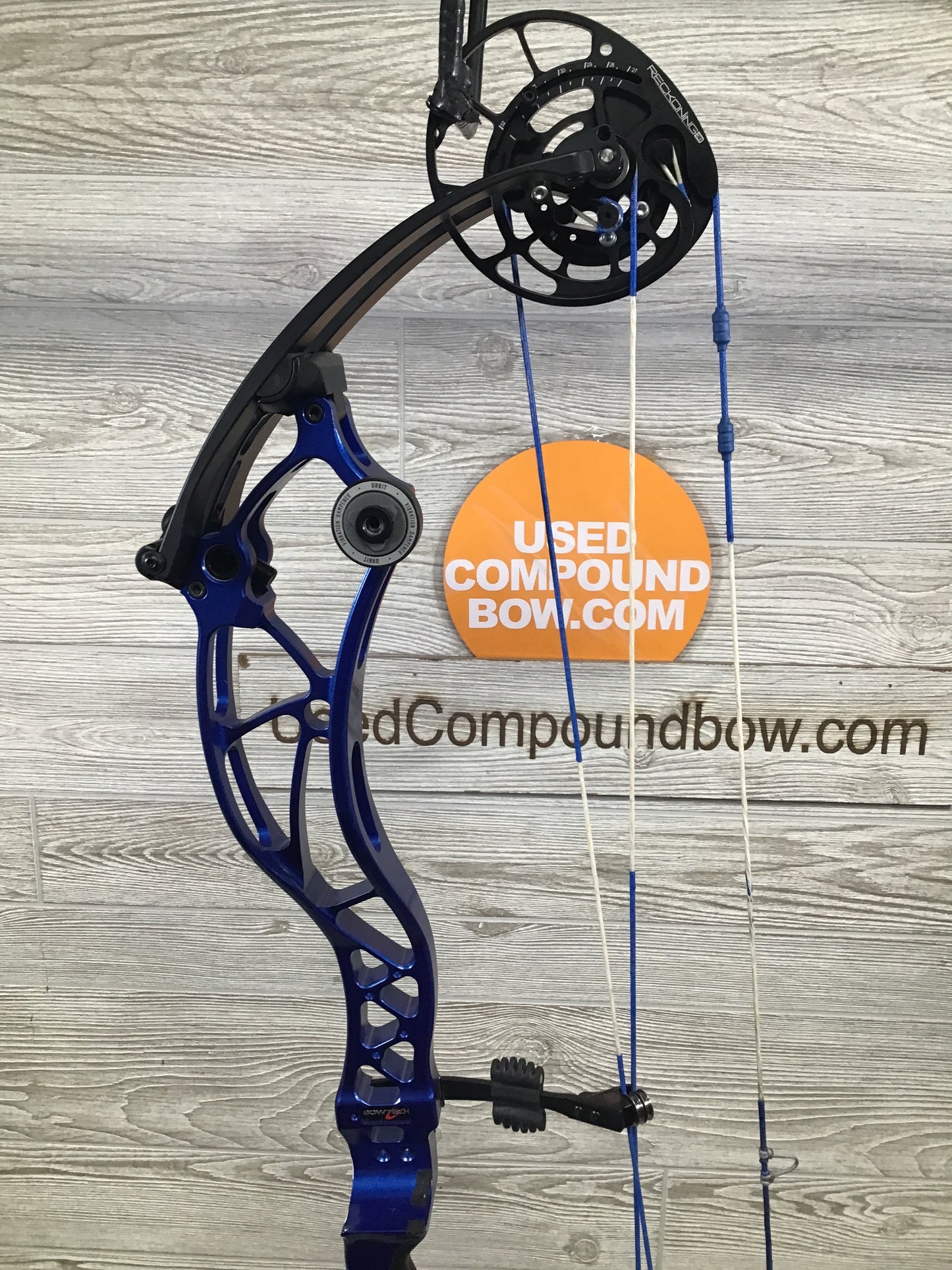Used Bowtech Reckoning 38 Right Hand Blue Target bow