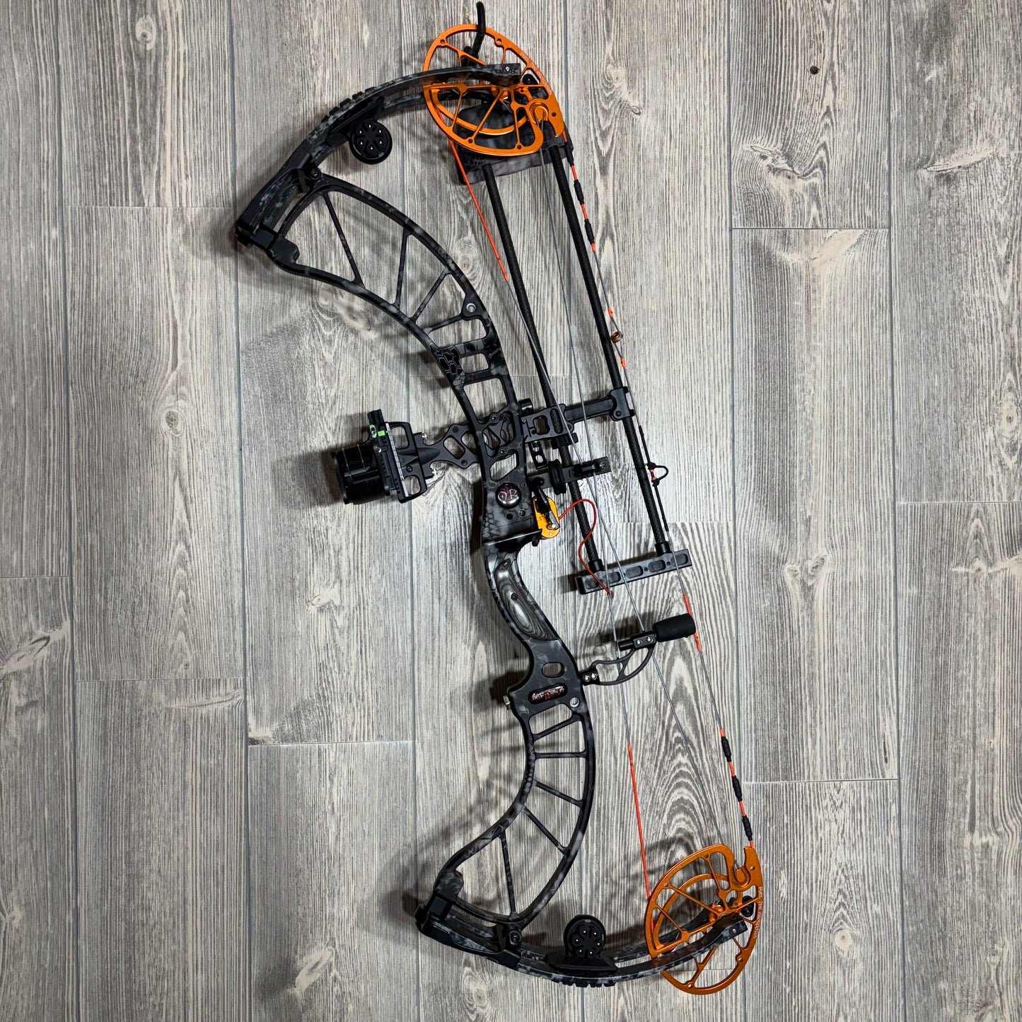 Used Obsession Def-Con 6 RH 28" 70lb Bow Package