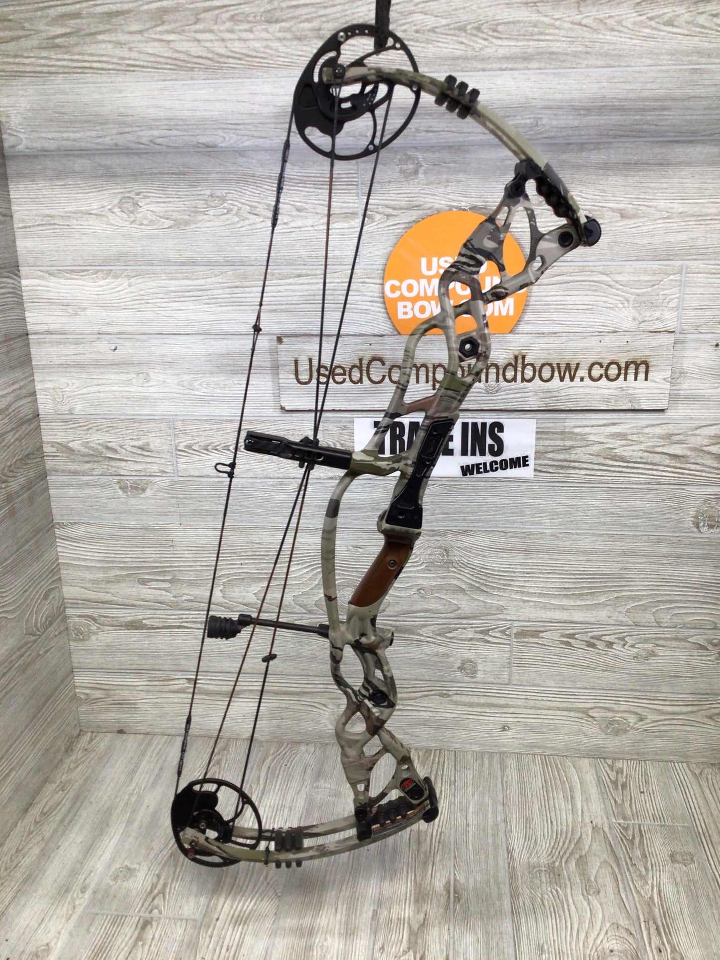 Hoyt Carbon Defiant 34 Right Handed Cam UA Ridge Reaper 29"-31" 60-70#