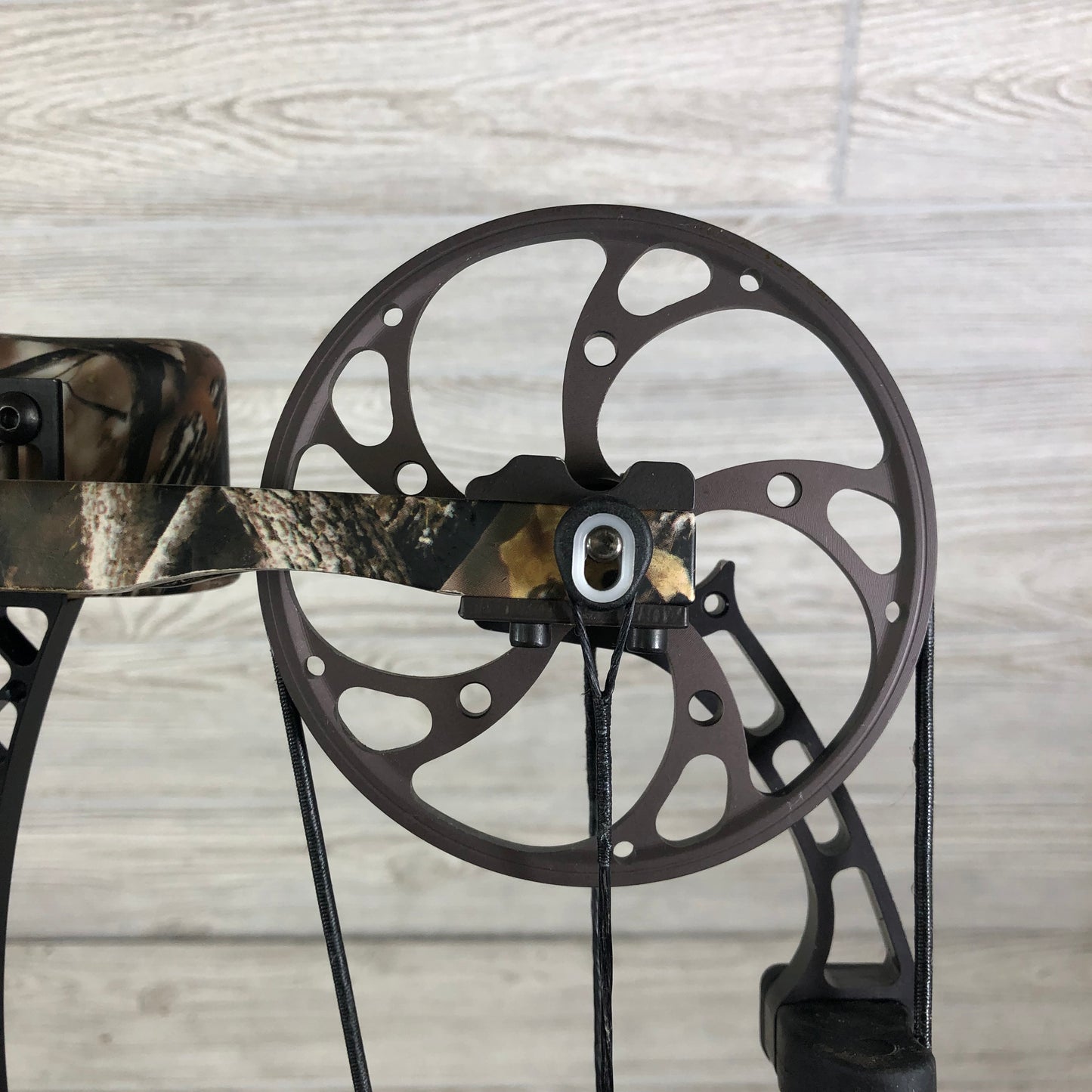 Used Mathews ZXT Right handed 60-70# 28.5" package