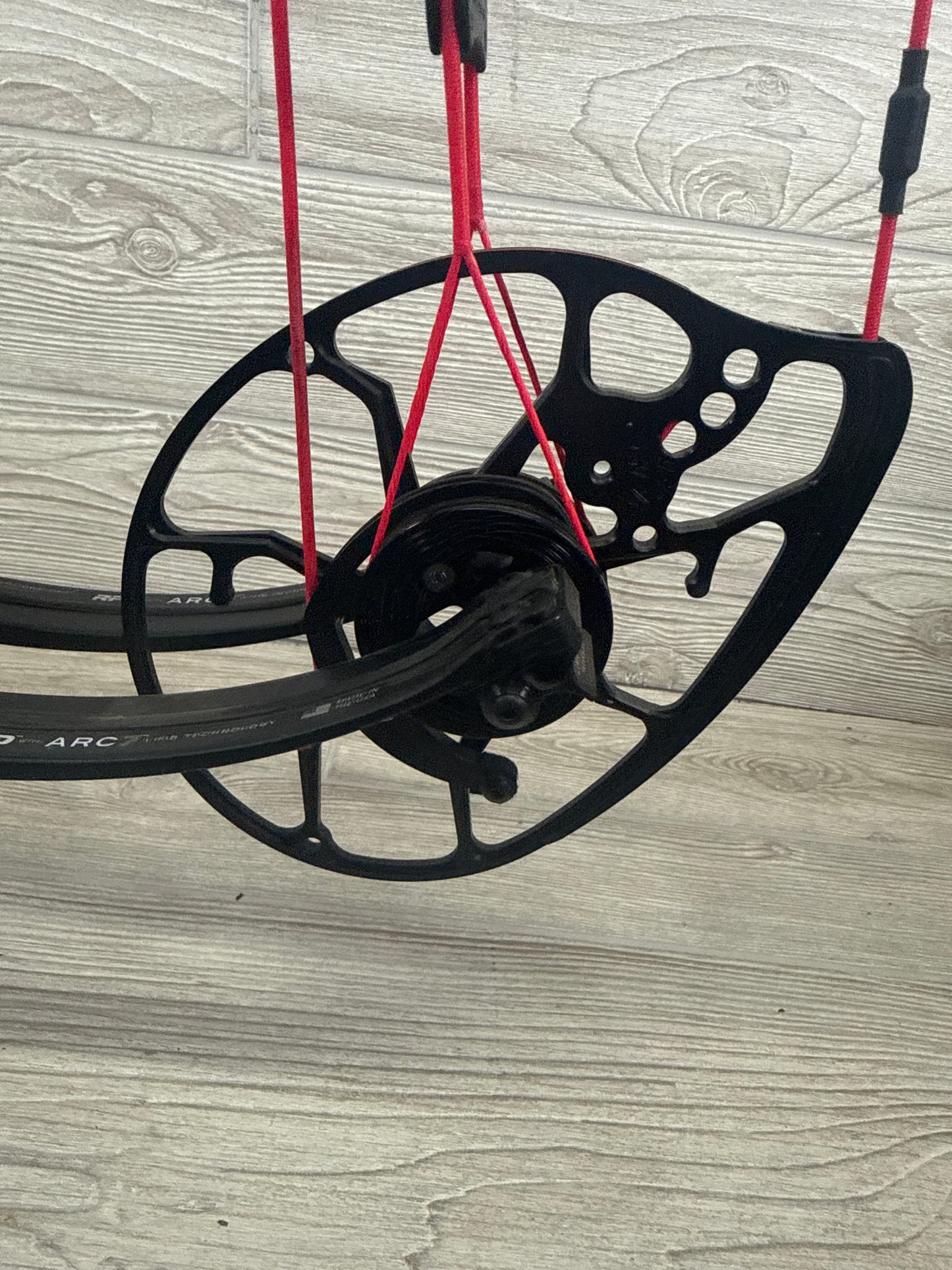 Used Mathews Lift X 33 Earth with Black limbs LH