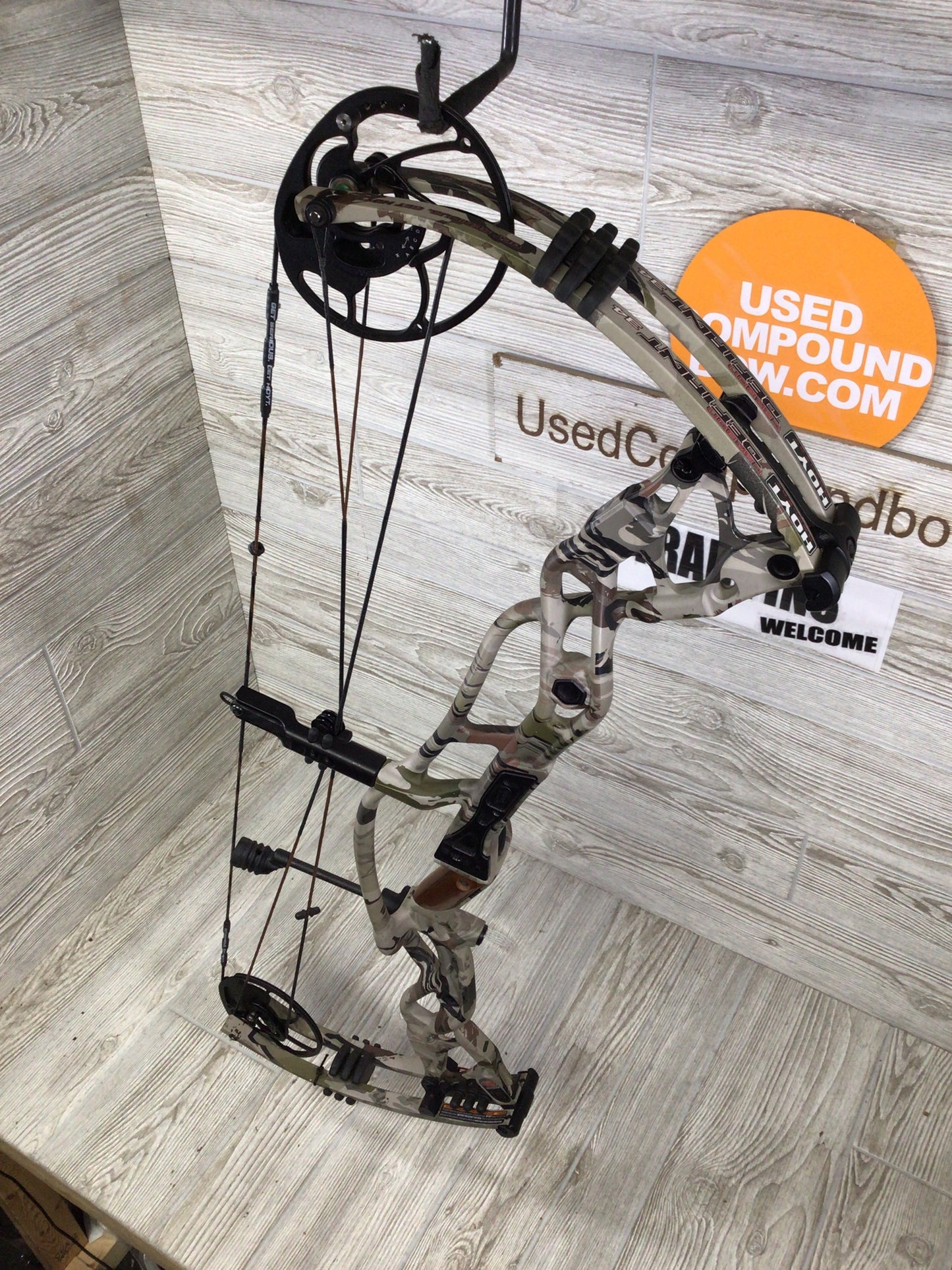 Hoyt Carbon Defiant 34 Right Handed Cam UA Ridge Reaper 29"-31" 60-70#