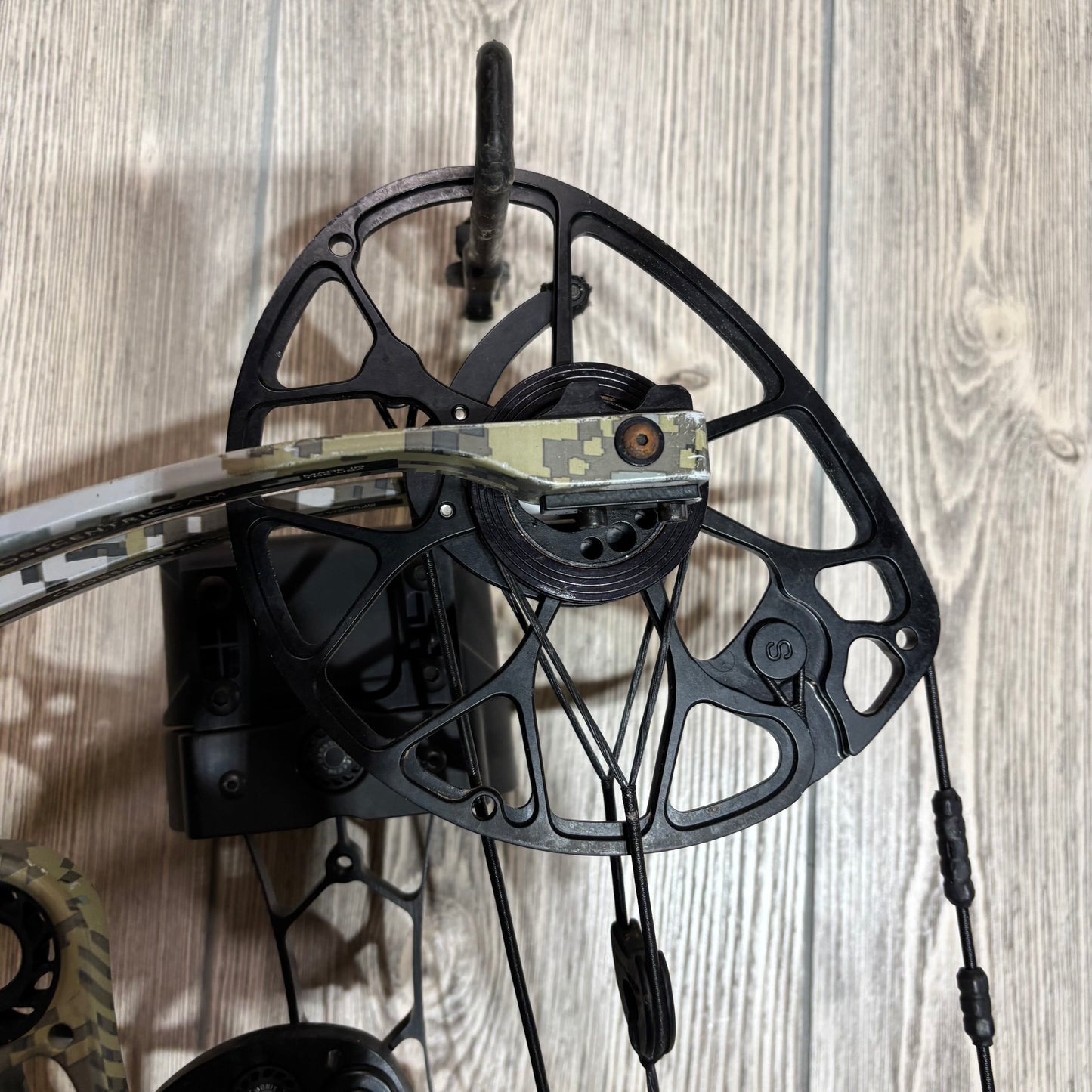 Used Mathews Halon 32 6 Sitka EVII Package 28.5" 70 lb RH