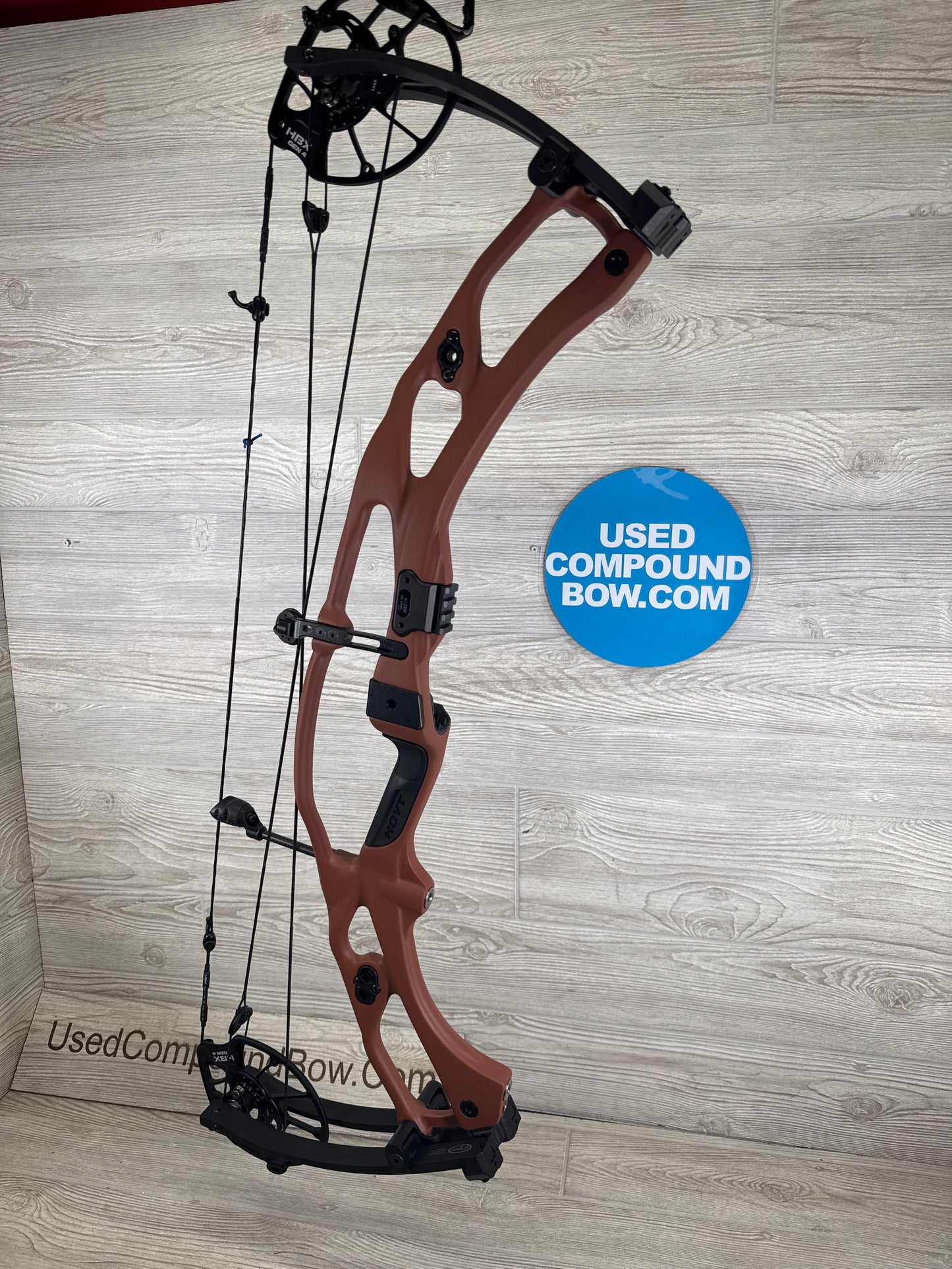 Hoyt RX-10 Ultra RH Clay with black topo limbs 60-70