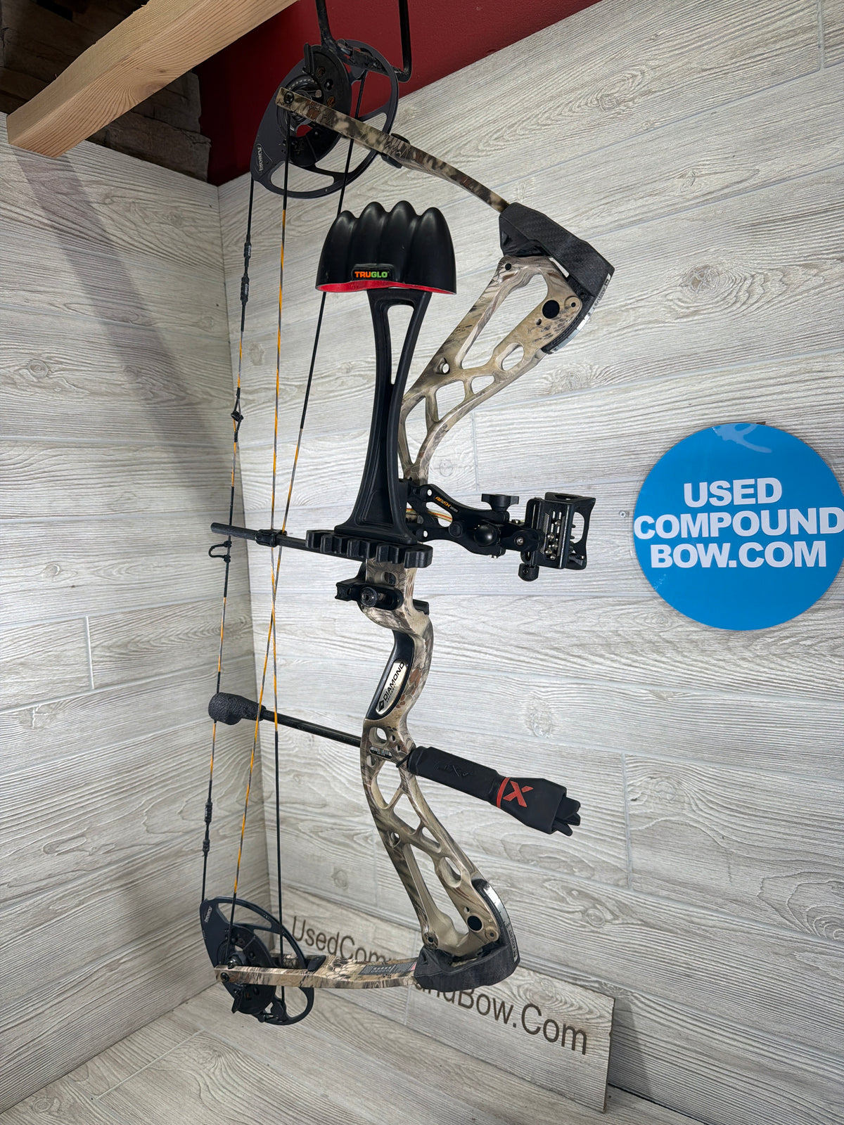 Used Diamond Edge 320 28" 70lb Veil Camo Right Hand Bow Pkg