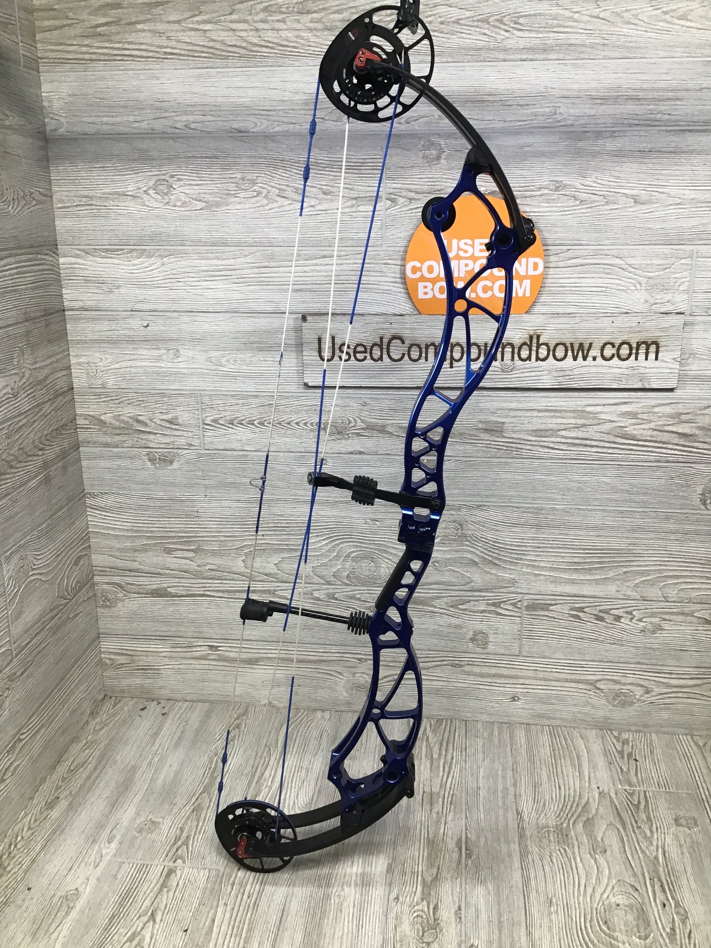 Used Bowtech Reckoning 38 Right Hand Blue Target bow