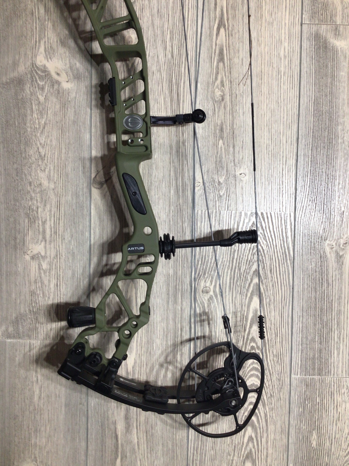 Elite Artus RH OD Green 70# Bow