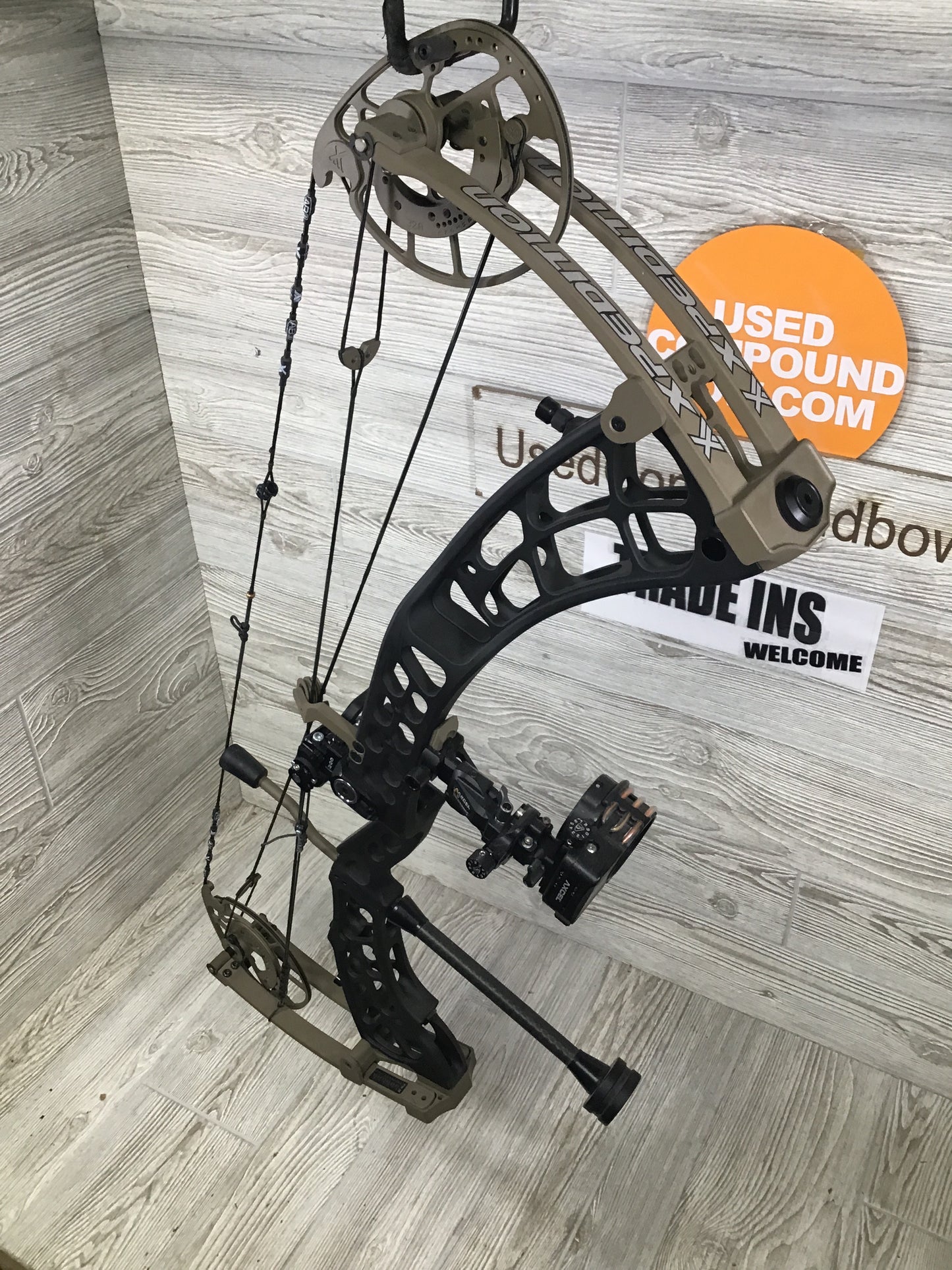 Xpedition Xlite 32 60-70# Black with FDE accents 25-30.5" Package