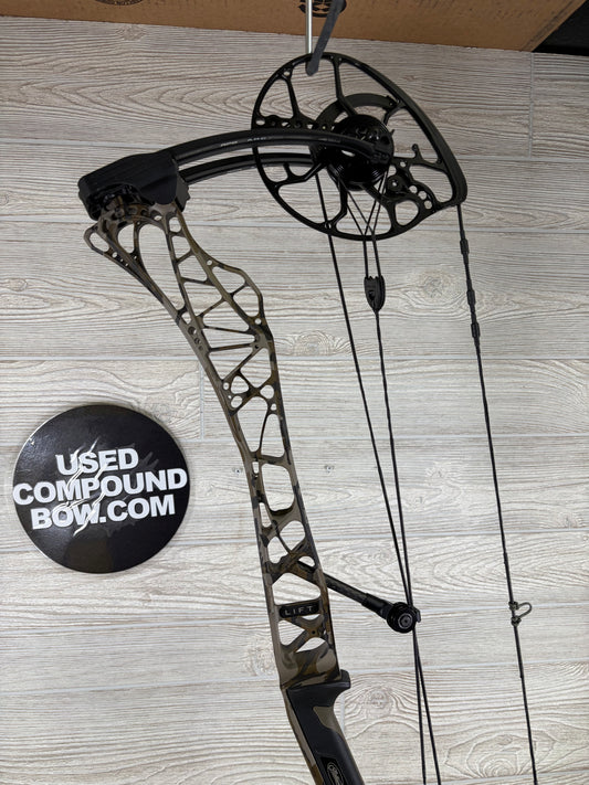 Used Mathews Lift X 29.5 Right Hand Bottomlands Riser with Black Limbs