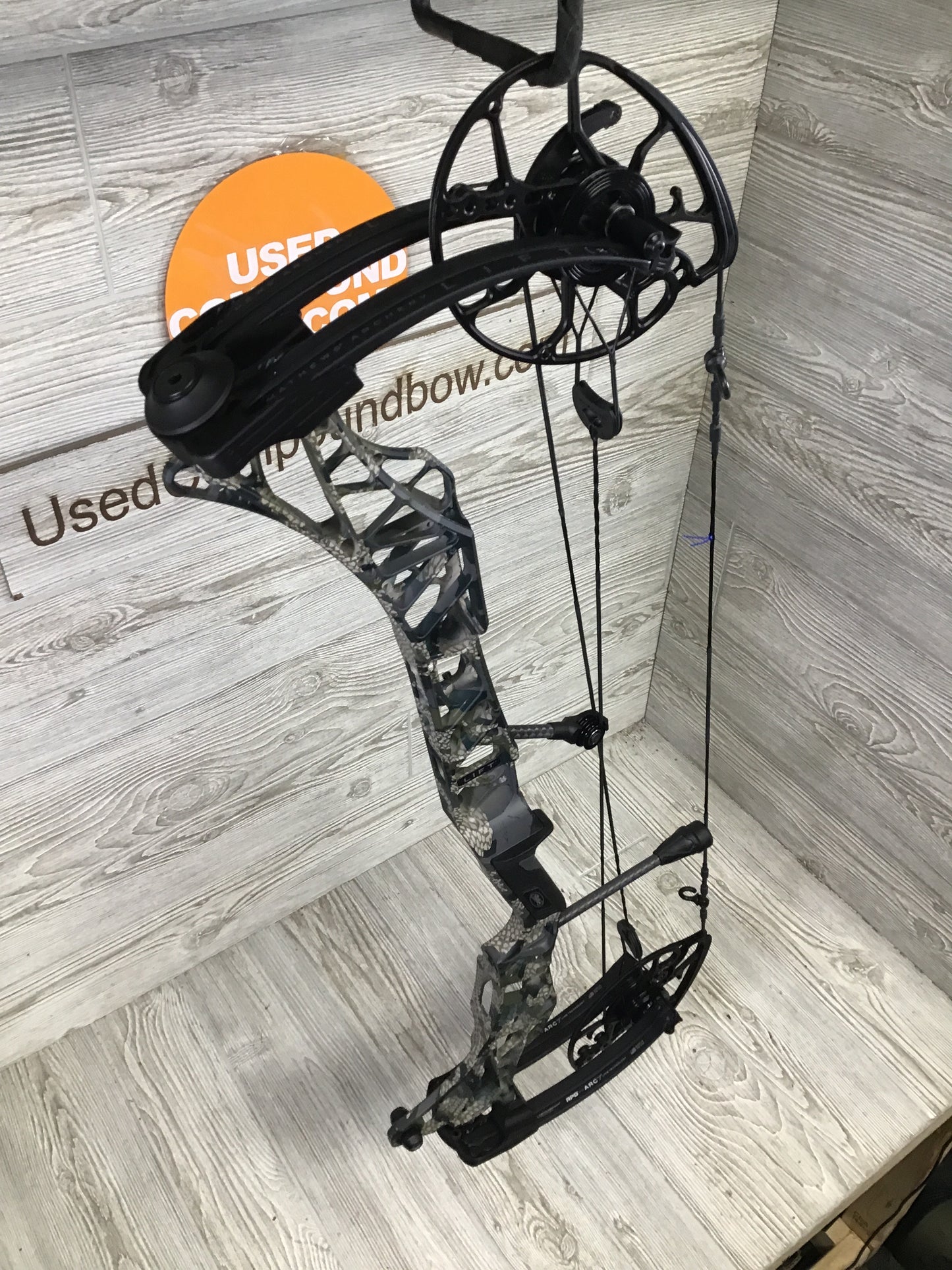 Used Mathews Lift X 29.5 Right Hand Kuiu Verde riser/ Black limbs 27"/70#