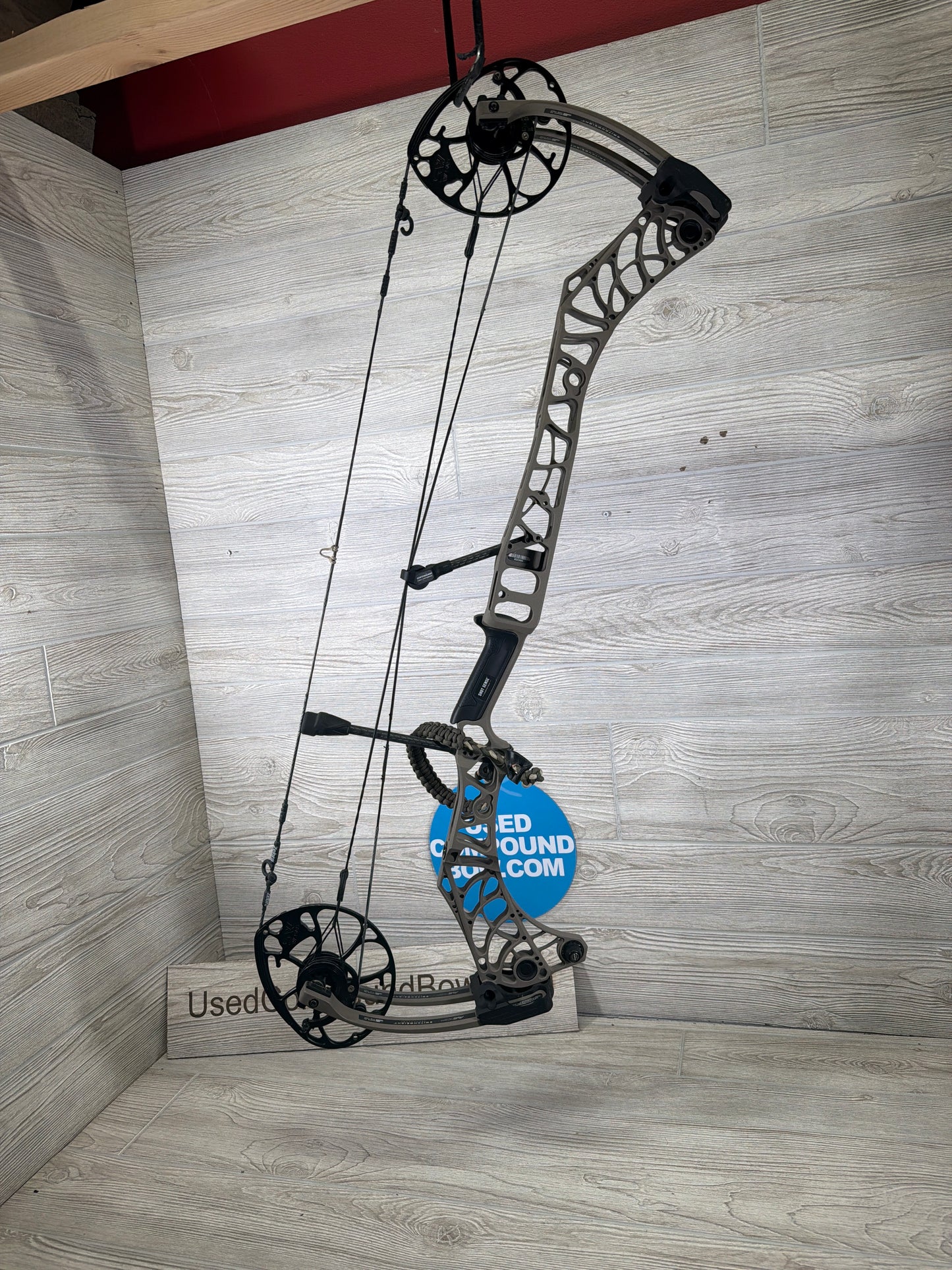Used Mathews V3X 33 28" 70lb Right Hand Granite Bow