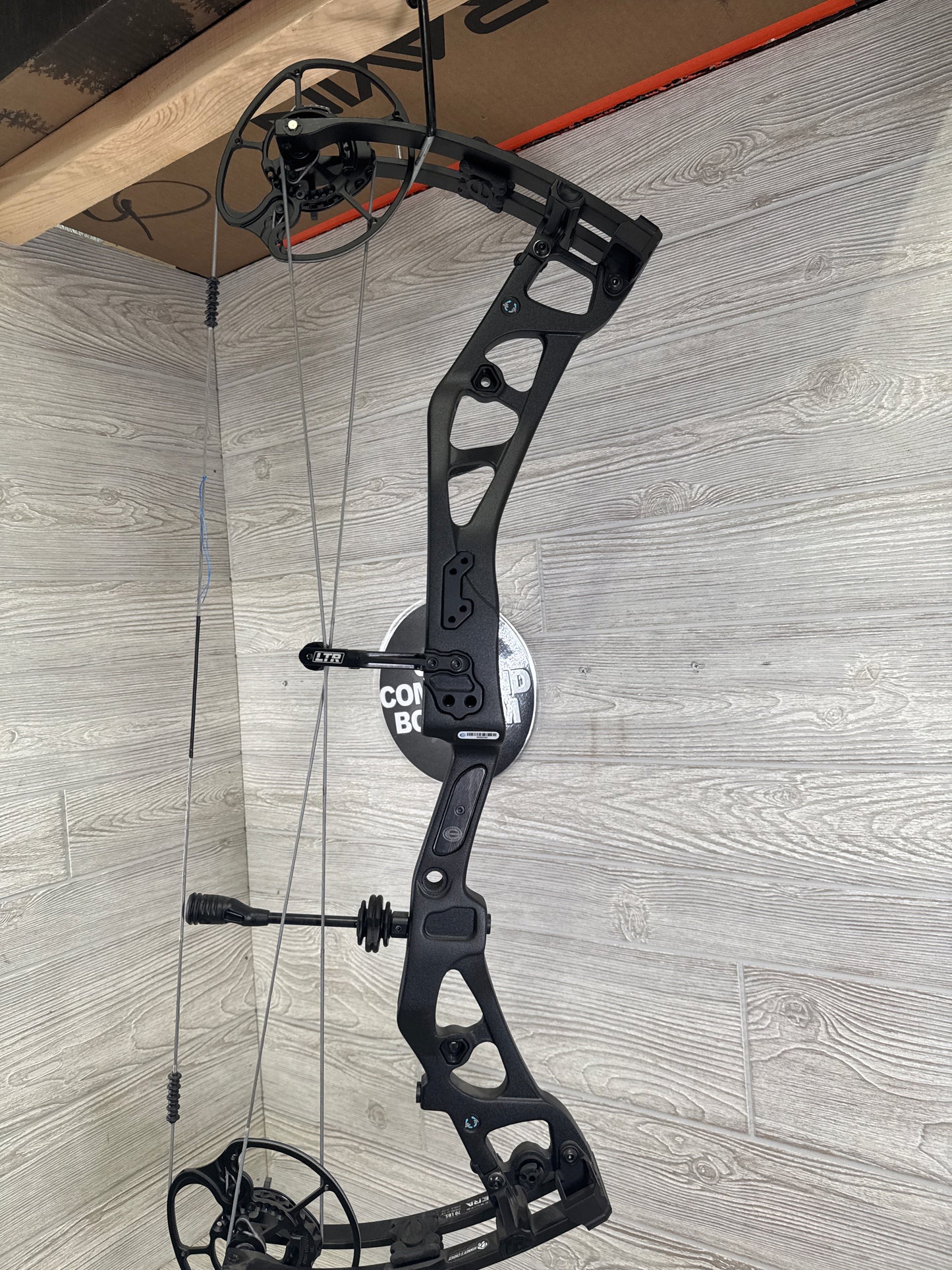 Elite Era Carbon Right Handed Black Bow