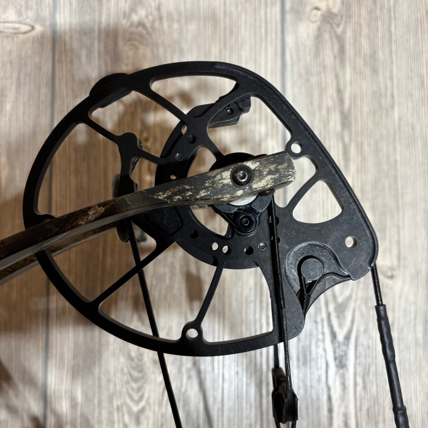 Used Hoyt Alpha AX-2 32 RH Realtree APX 70lbs