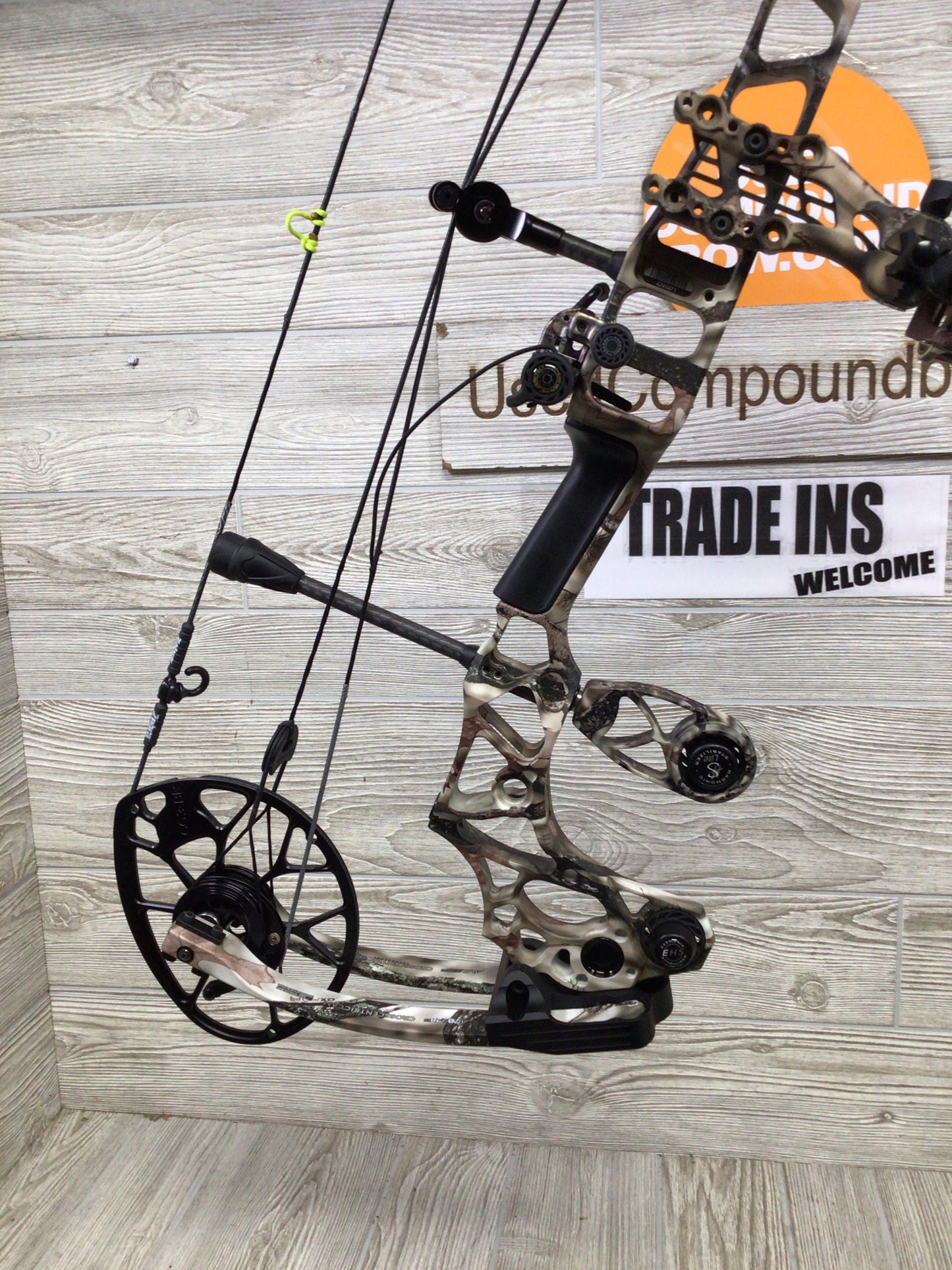 Mathews Triax 70lb 28" Lost Camo RH Bow LOADED Pkg