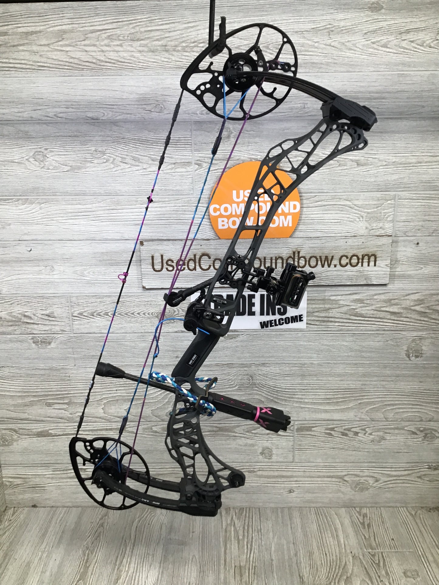 Used Mathews Lift RS Right Handed Shale Riser/ Black limbs Lightweight Limb Package