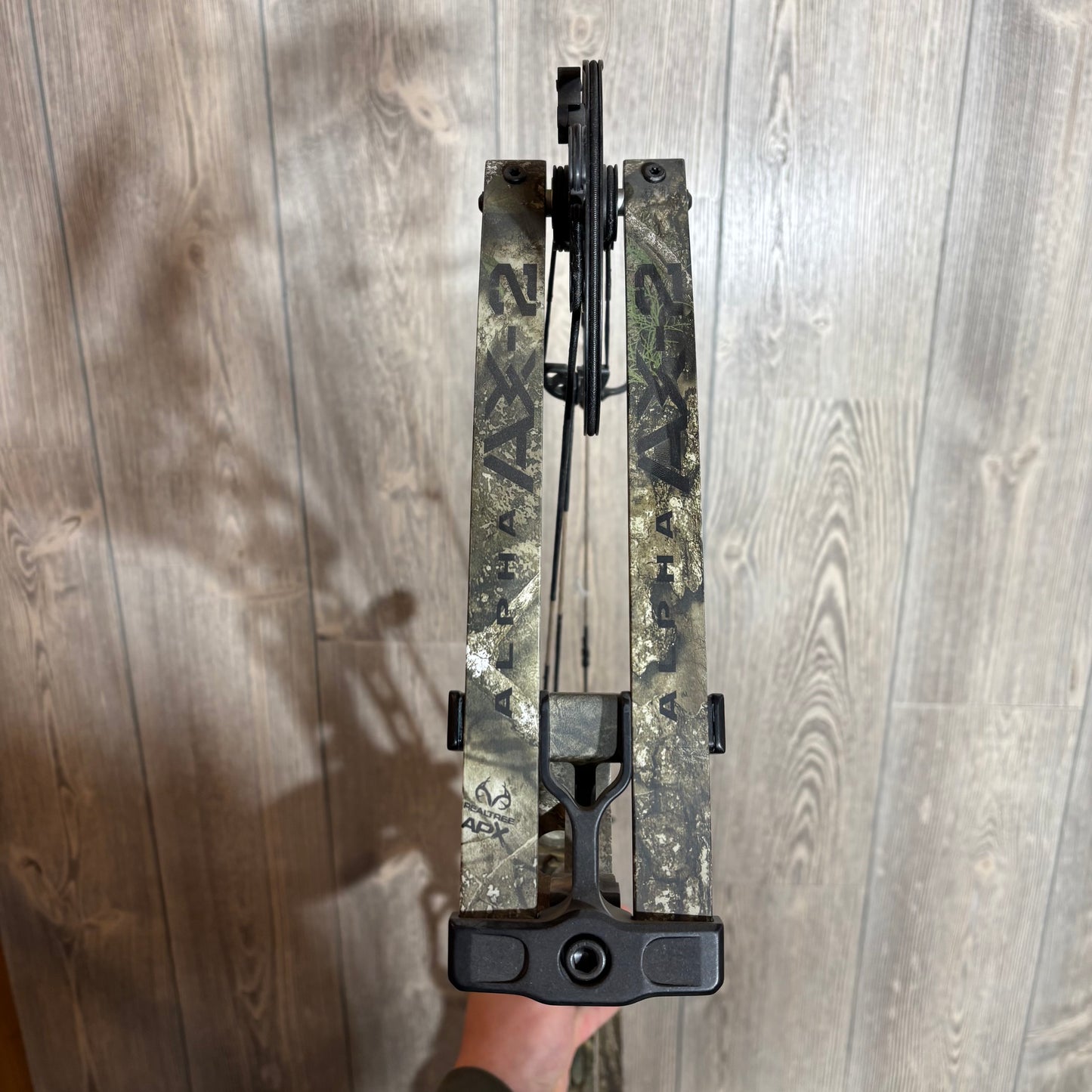 Used Hoyt Alpha AX-2 32 RH Realtree APX 70lbs