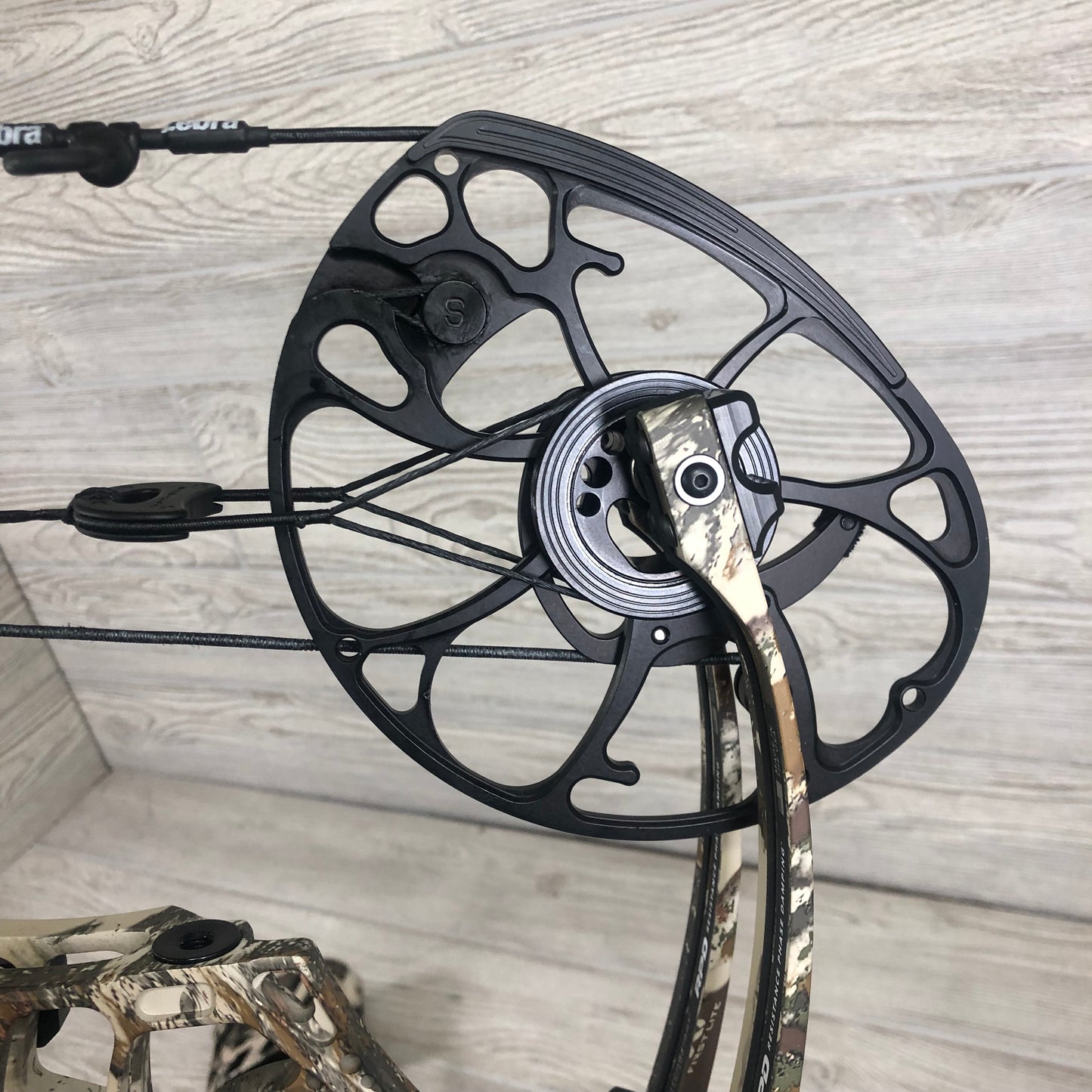 Used Mathews Phase4 29 RH Hand First Lite Camo with matching quiver