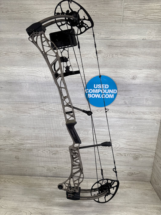 Mathews Lift 33 Right-Handed Granite Bow w/ quiver