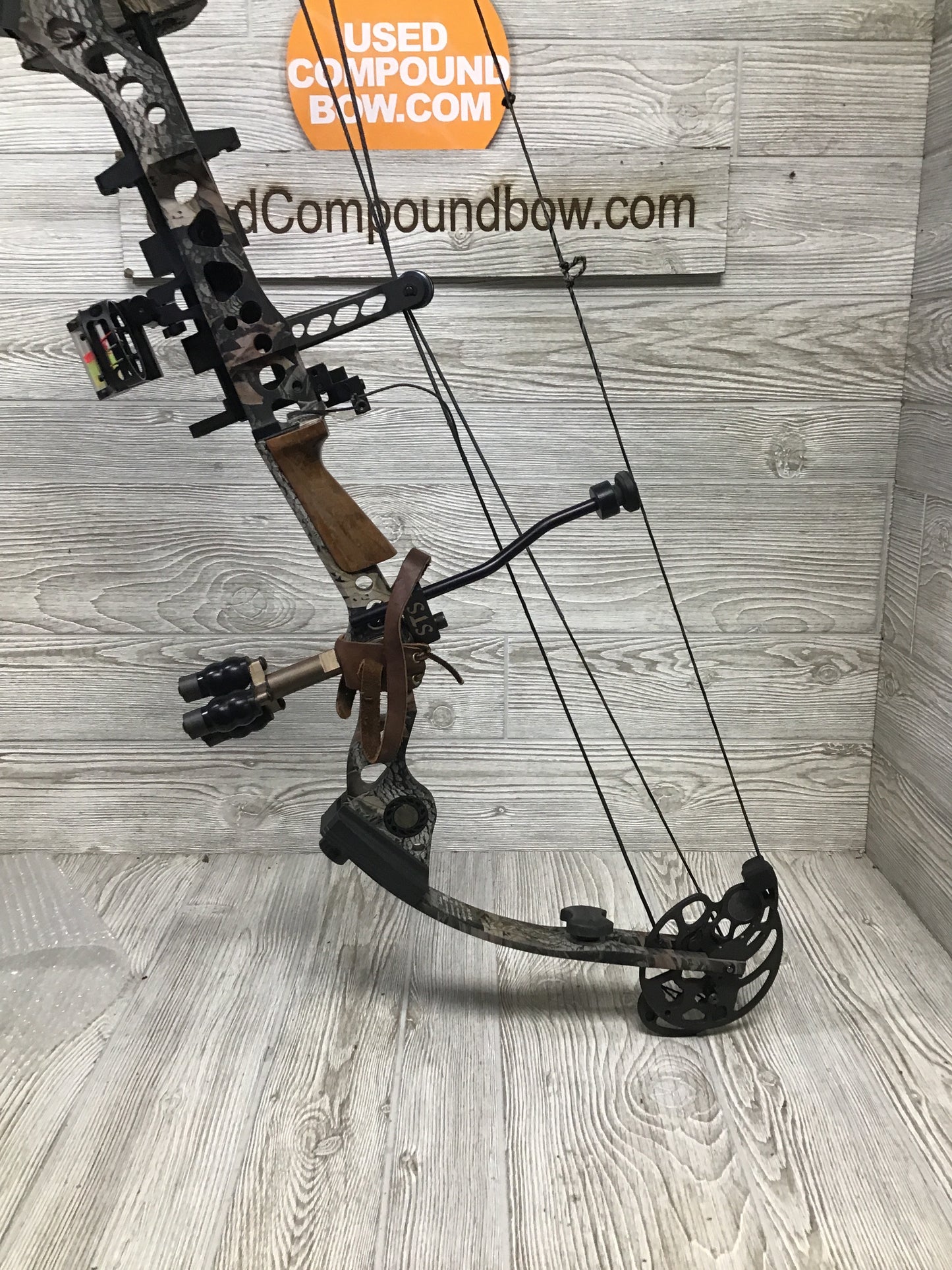 Used Mathews Ovation Right Handed 60# 28" package