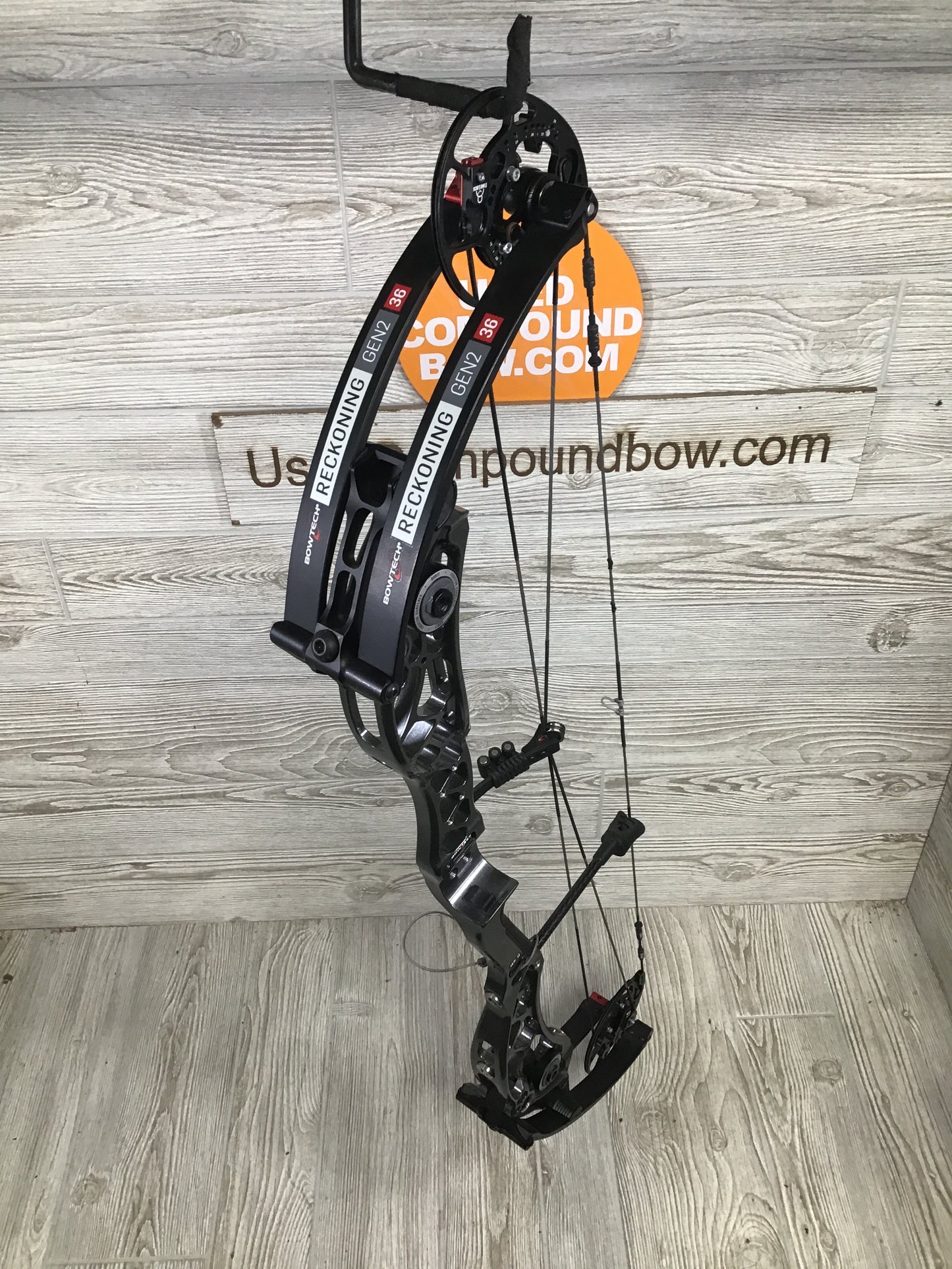 Used Bowtech Reckoning Gen 2 36 50-60# Right Hand Speedway Gray Med Cam