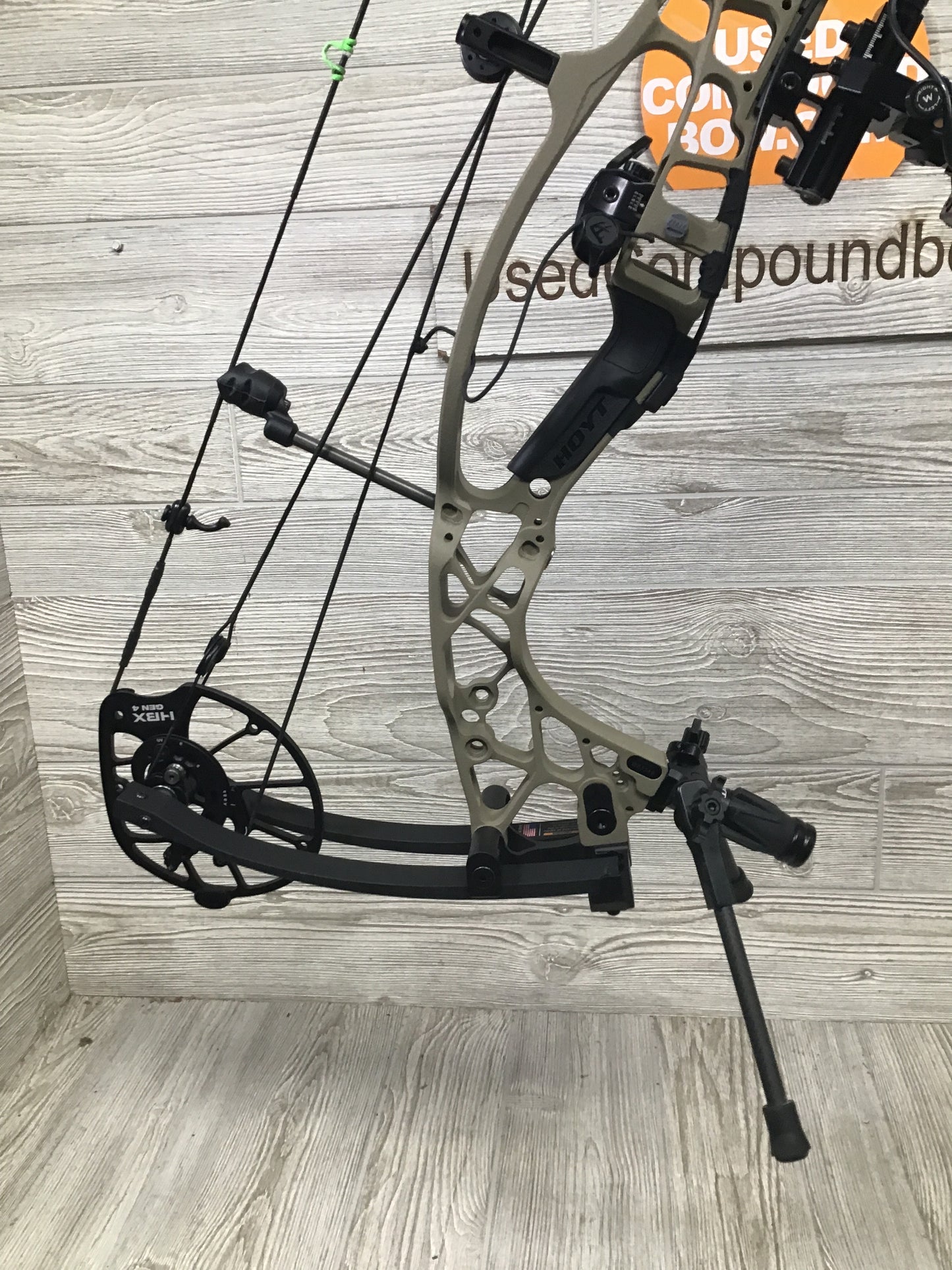 Hoyt ALPHA AX-3 29 Right Handed Sandstorm 60-70# LOADED with Garmin and Hoyt ACC