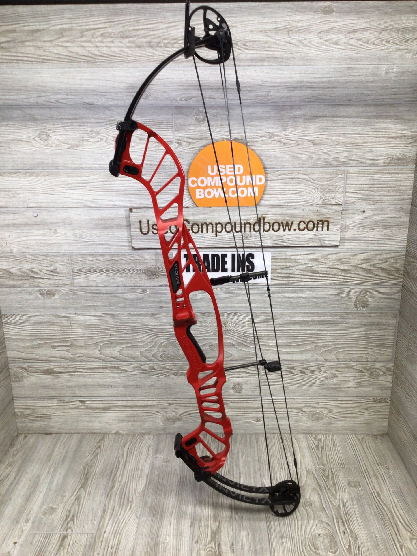 Used Hoyt Invicta 40 SVX cam 50-60# Right Handed 30"-31" Red