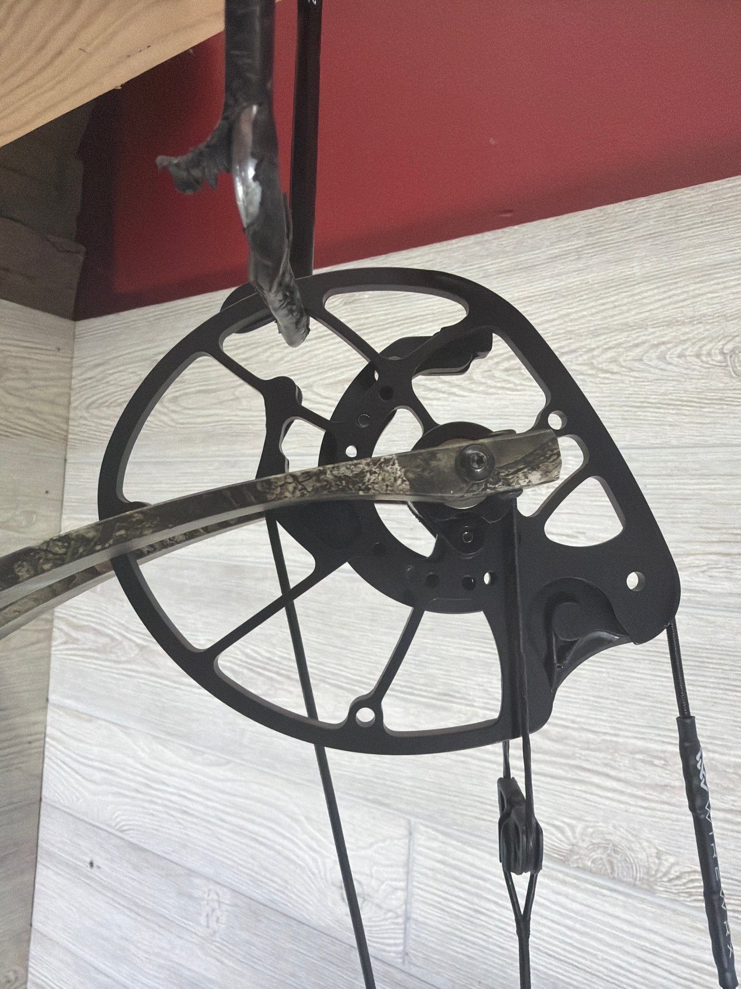 Used Hoyt RX-9 27.25" 70lb Realtree Apex Right hand Bow