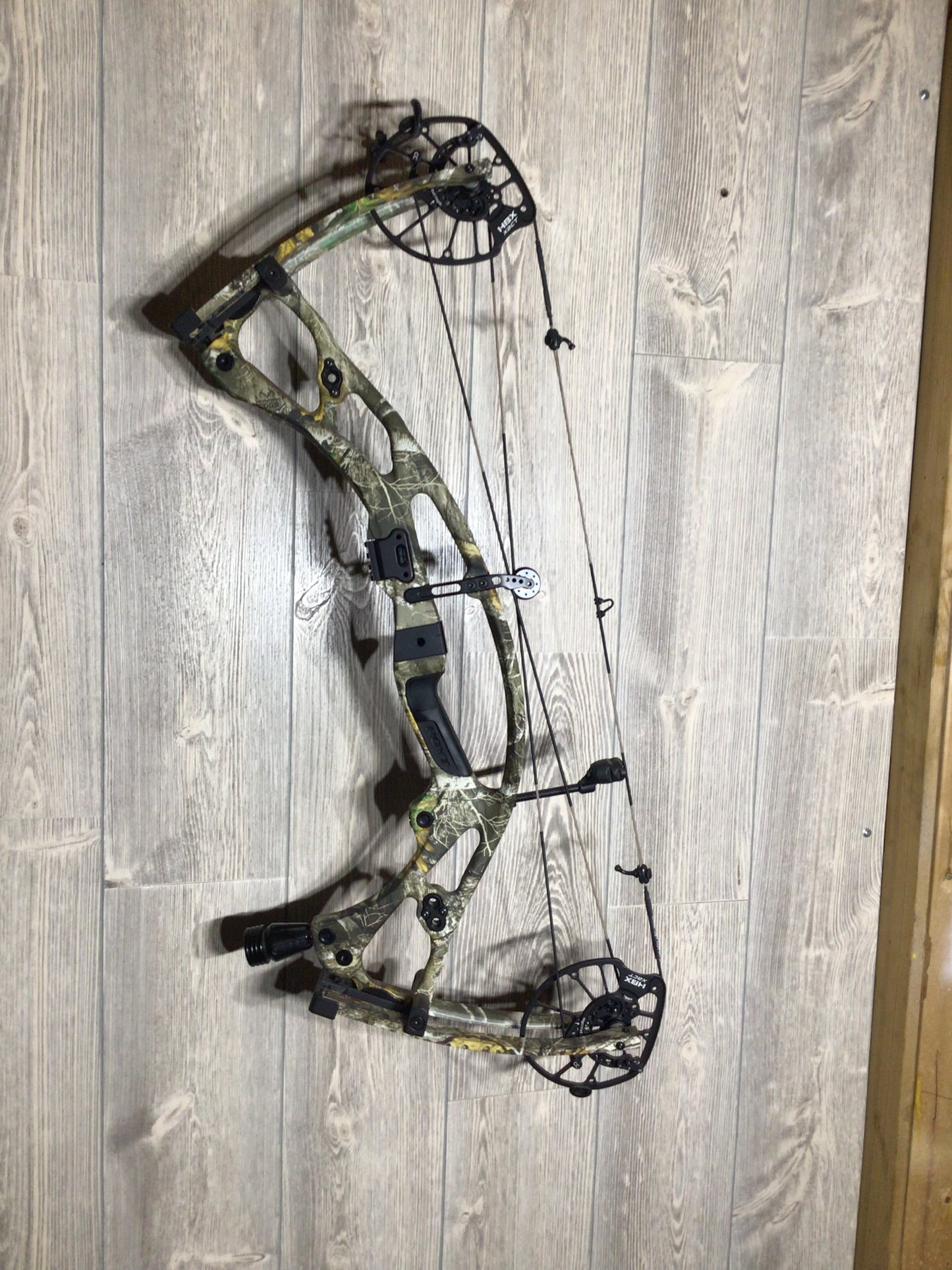Used Hoyt RX-8 LH Realtree 70lbs 25-30"