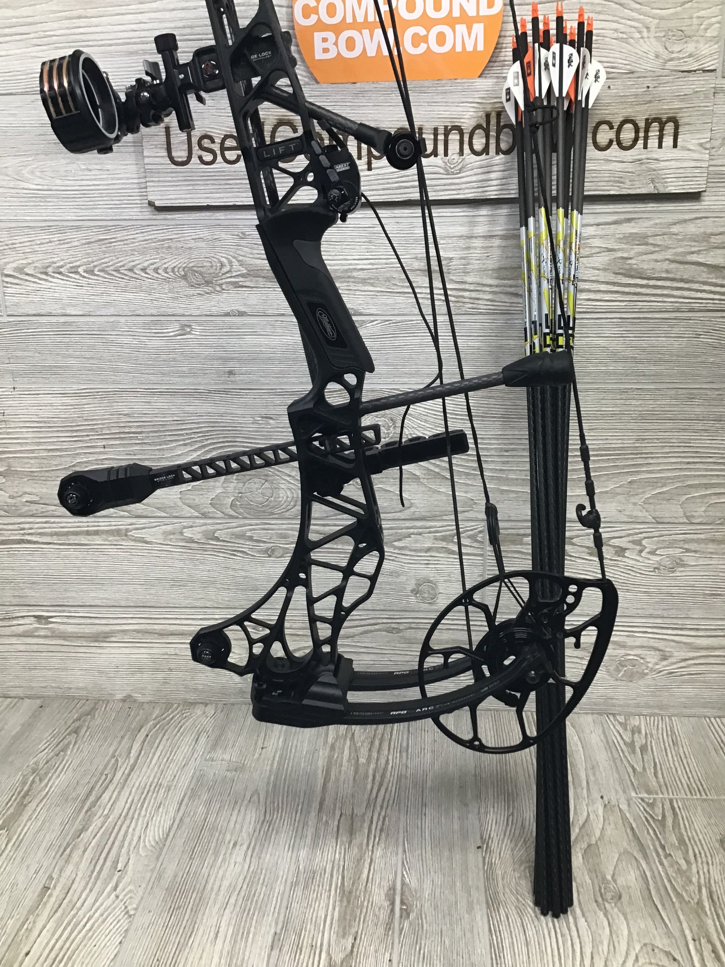 Used Mathews Lift X 29.5 Right Hand Black Bow 29/70 LOADED WITH NEW ACCESSORIES